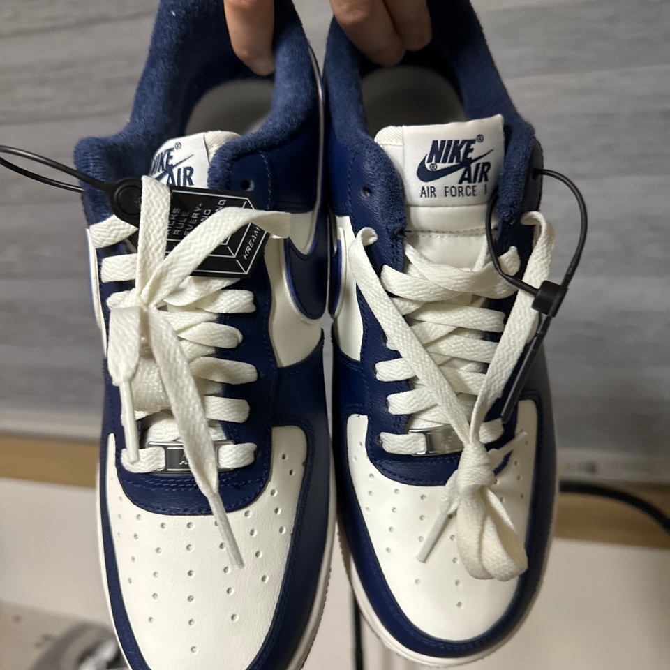 Nike Air Force 1 '07 LV8 Midnight Navy 착용 스타일