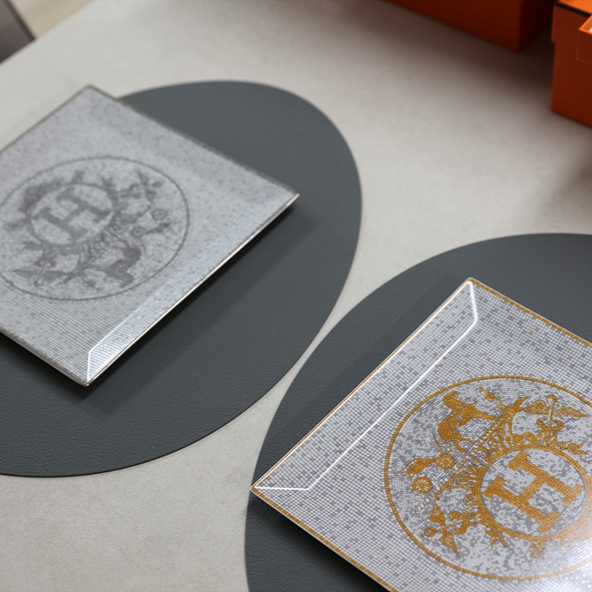 Hermes Mosaique Au 24 Square Plate No.5 Platinum 착용 스타일