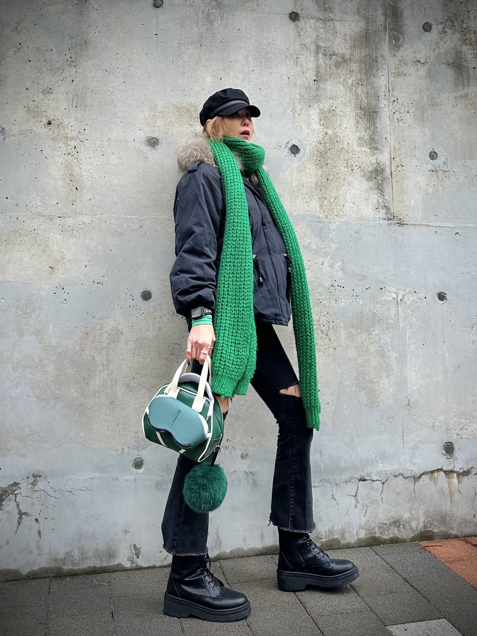 Apple AirPods Max Lightning Silver (Korean Ver.), Emis Vintage Tote Bag Deep Green 착용 스타일 - 2