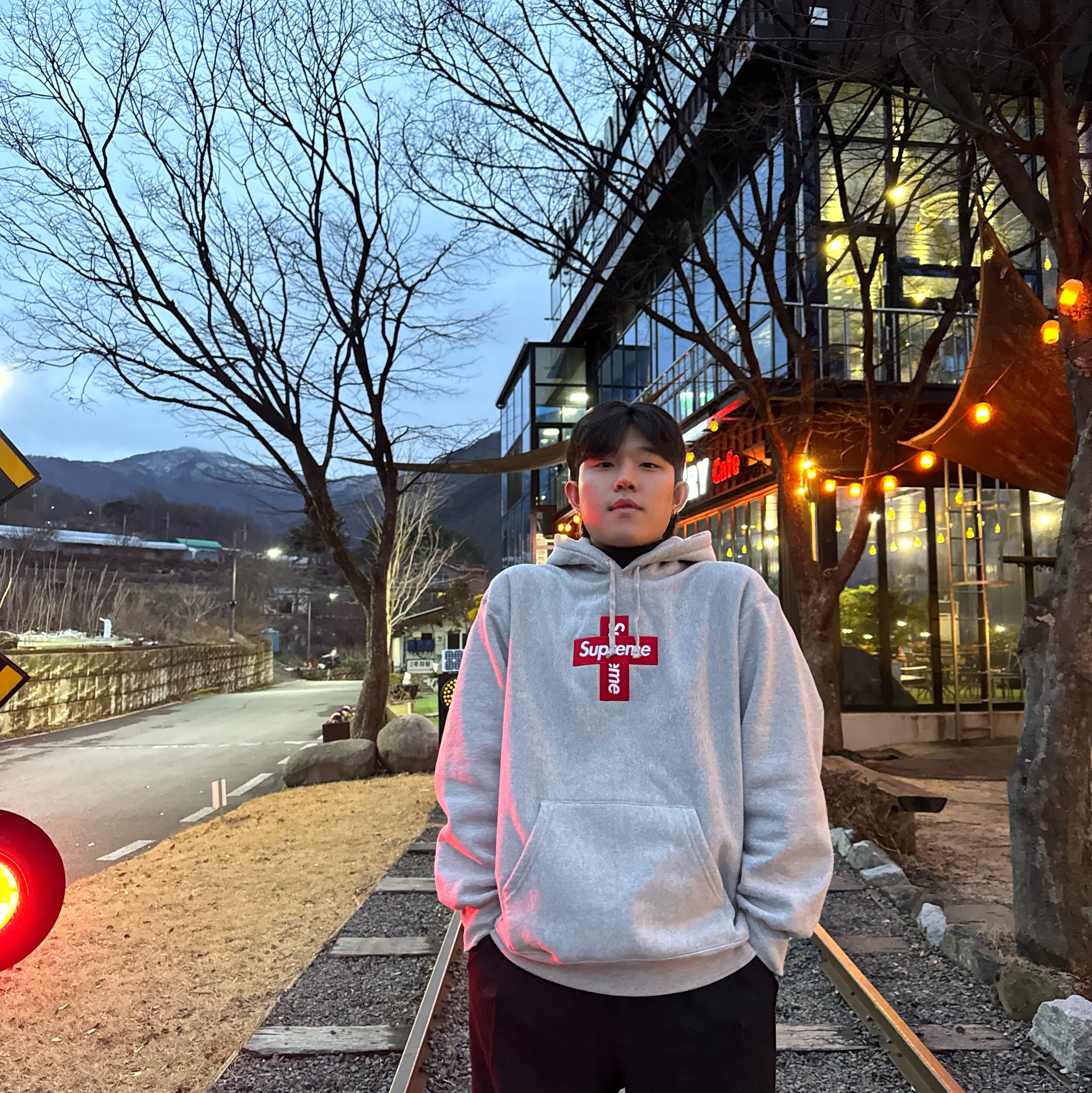 Supreme Cross Box Logo Hooded Sweatshirt Heather Grey - 20FW 착용 스타일