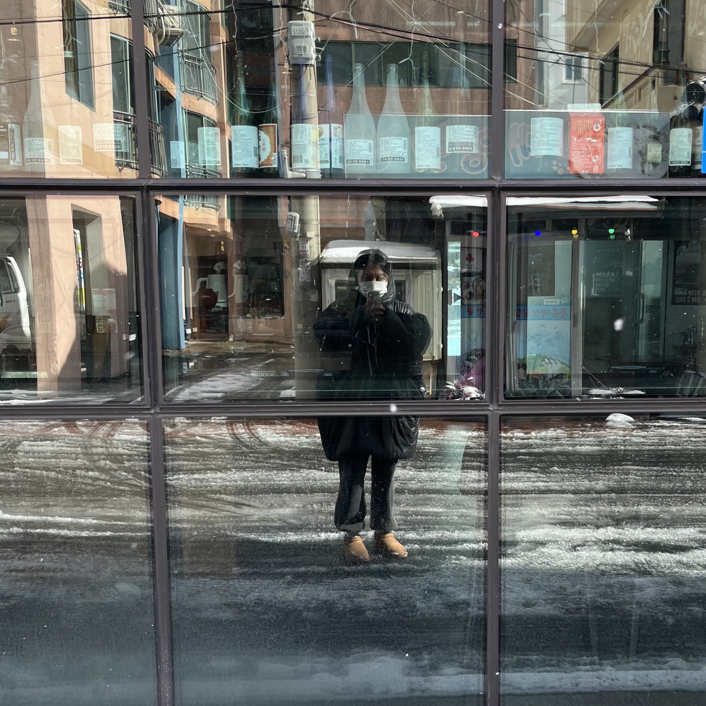 Yeezy Gap Engineered By Balenciaga T-Cut Puffer Parka Black, (W) UGG Classic Ultra Mini Boots Chestnut 착용 스타일 - 1