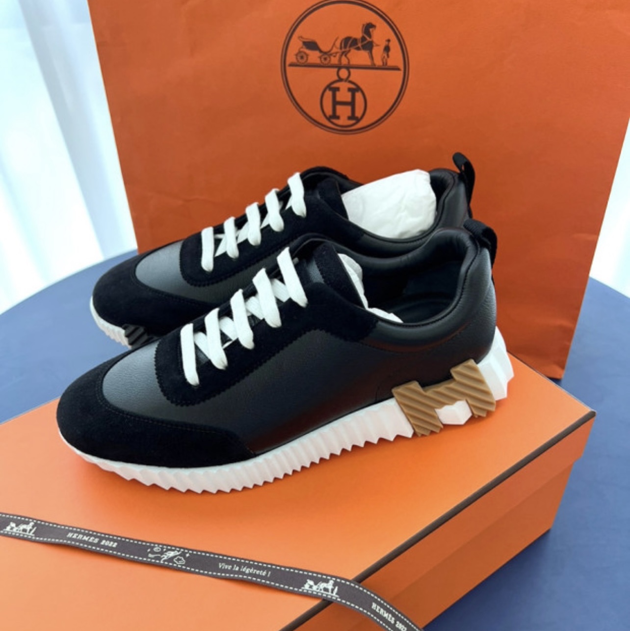 (W) Hermes Bouncing Sneakers Sport Suede Goatskin & Noir 착용 스타일 - 4