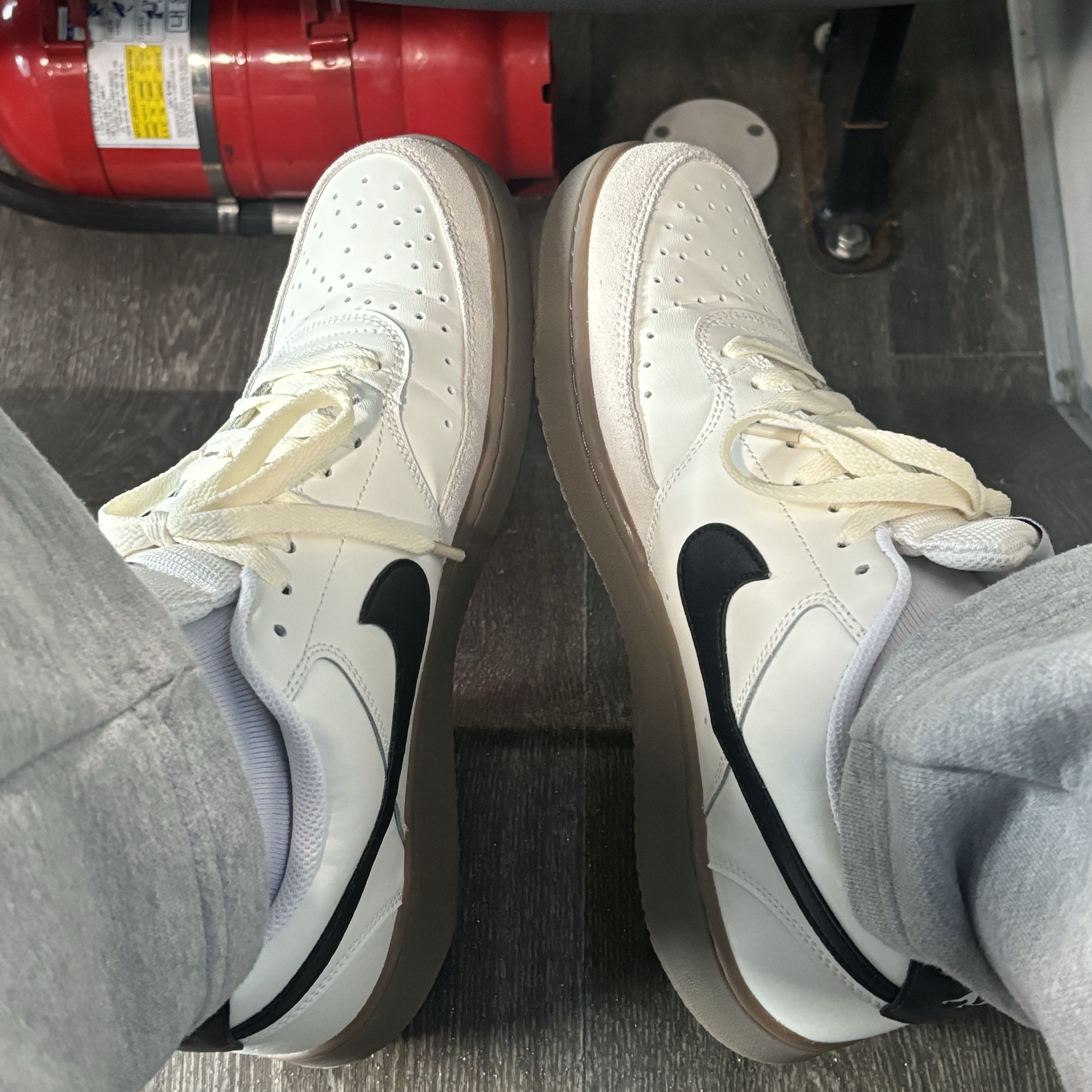 Nike Court Vision Low Sail Light Orewood Brown 착용 스타일