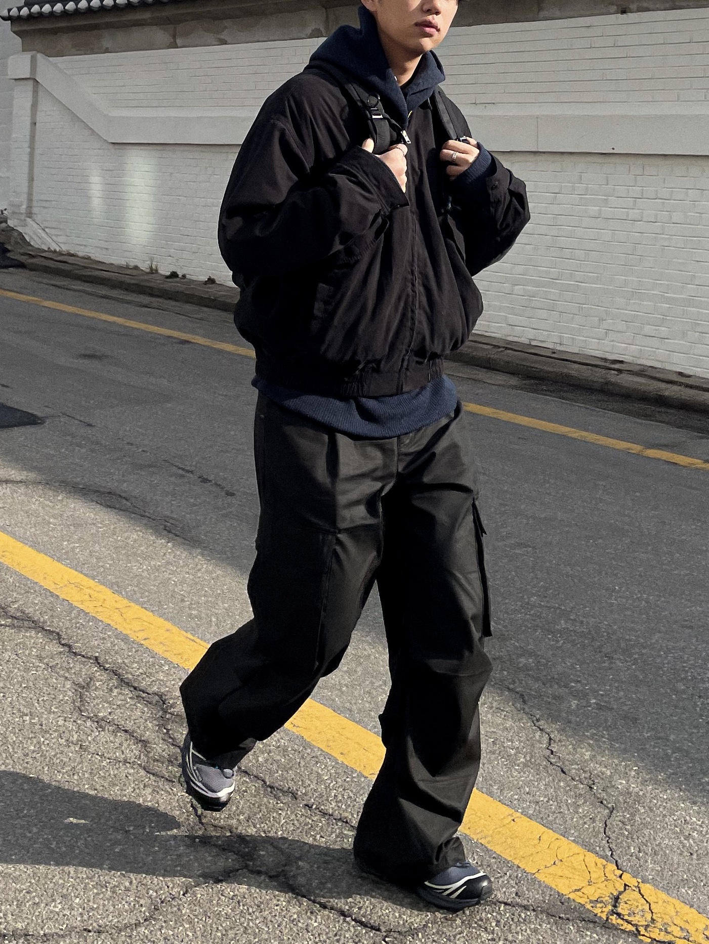 Salomon XT-6 Gore-Tex Black Ebony, Supreme Leather Collar Utility Jacket Black - 23FW 착용 스타일 - 3