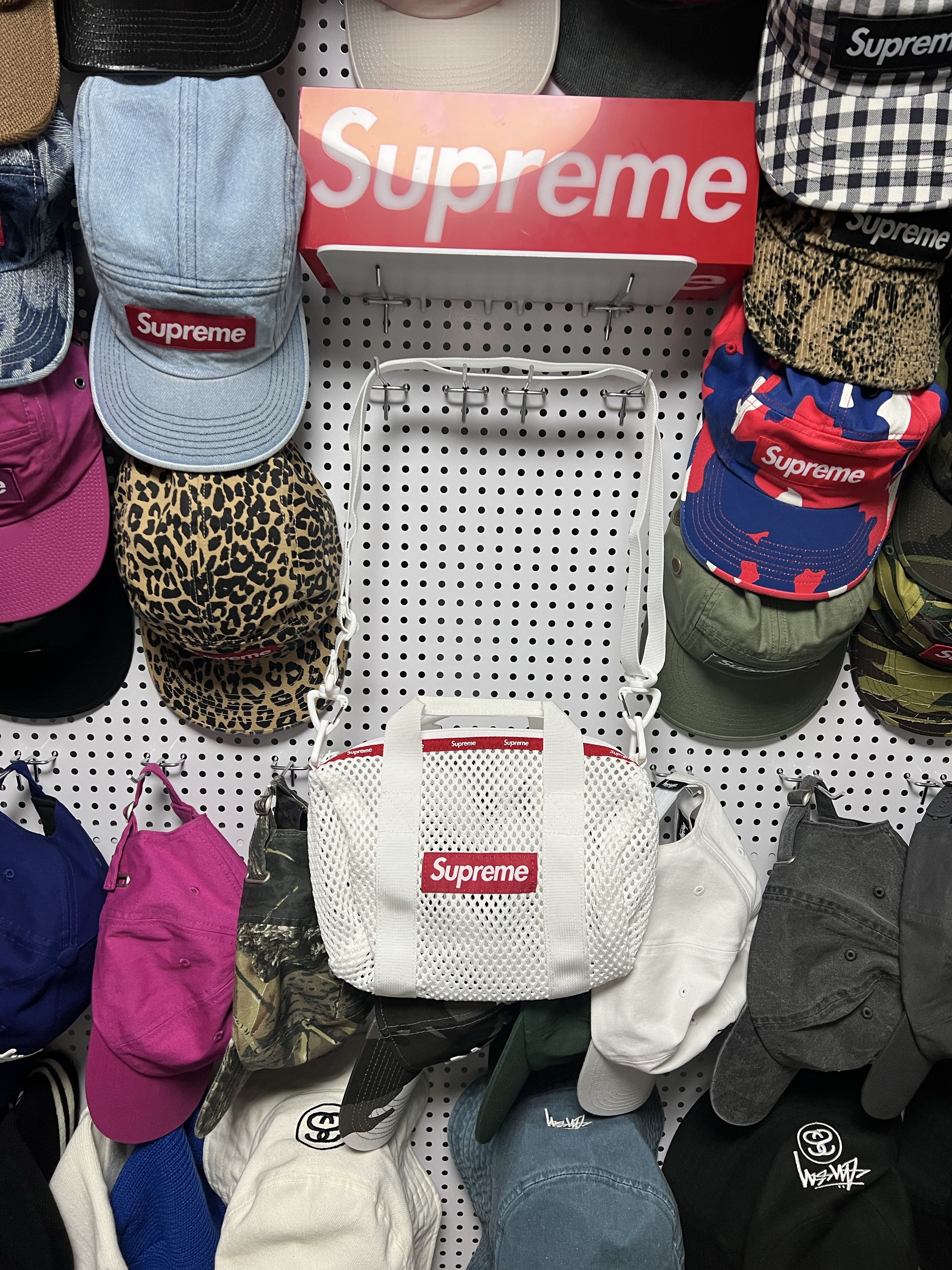 Supreme Mesh Mini Duffle Bag White - 23SS 착용 스타일