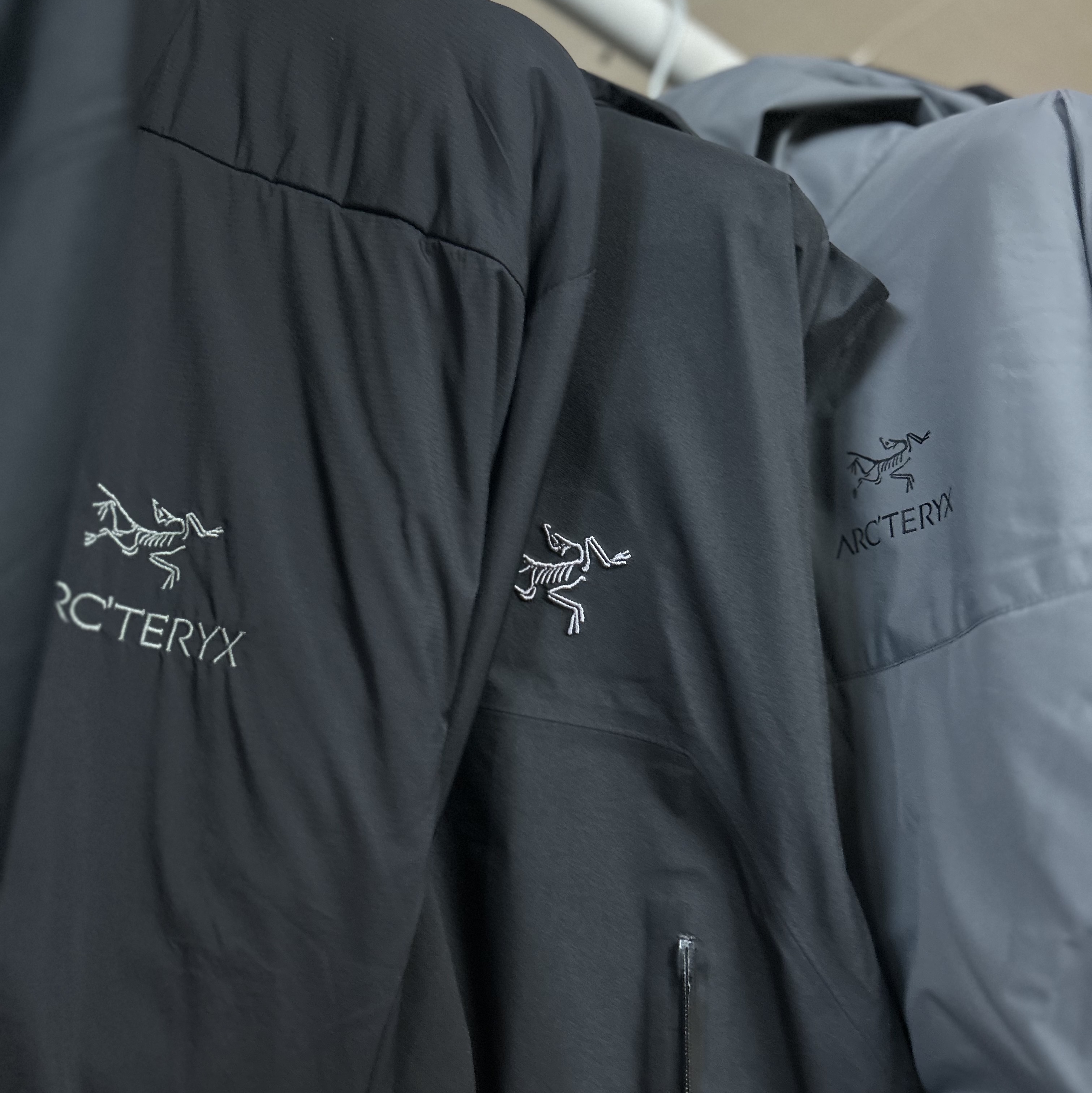 Arc'teryx LEAF Cold WX Hoody LT Gen 2 Wolf, Arc'teryx Atom LT Hoody Black 착용 스타일