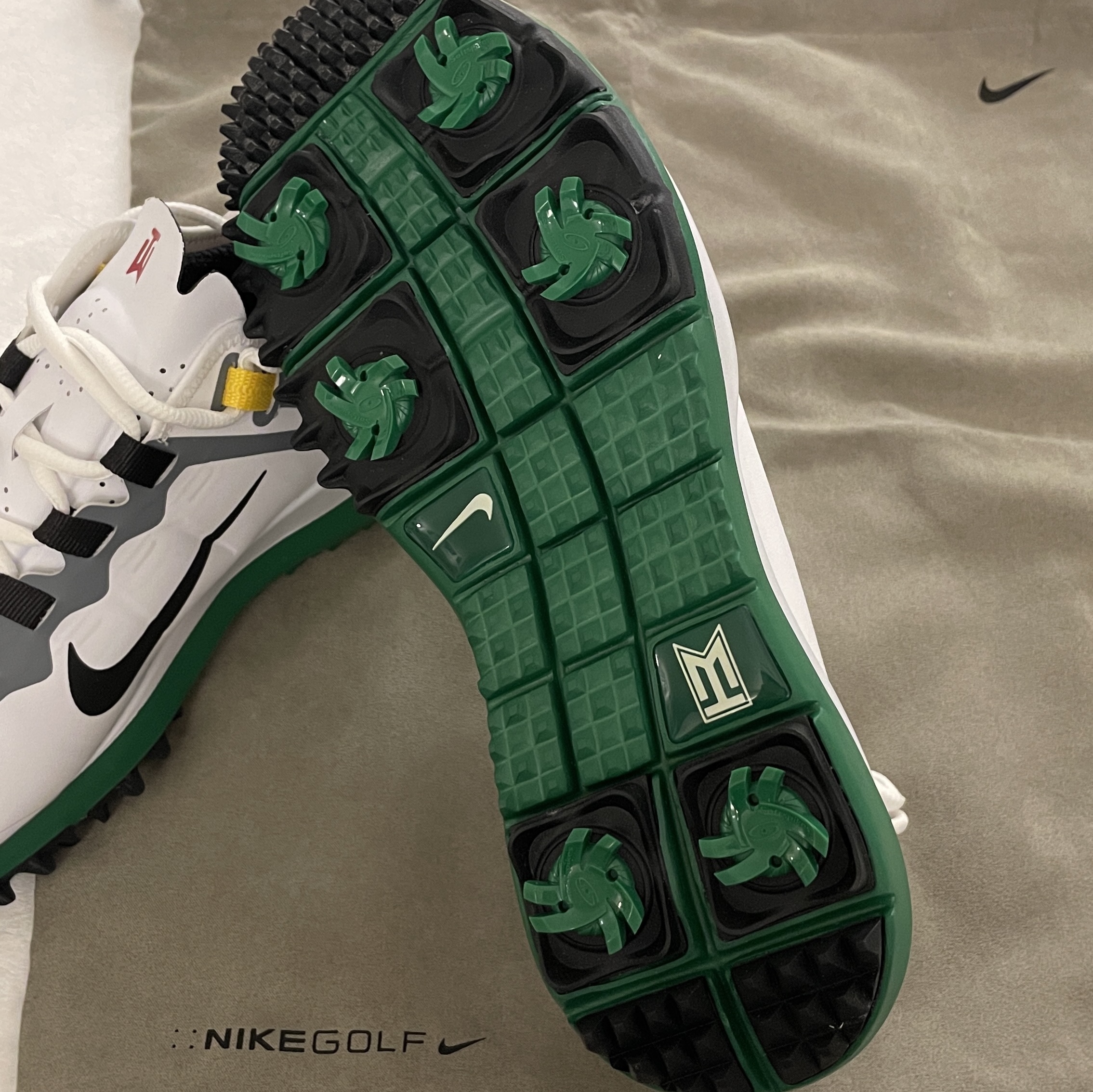 Nike Tiger Woods '13 Wide White Pine Green 착용 스타일 - 1