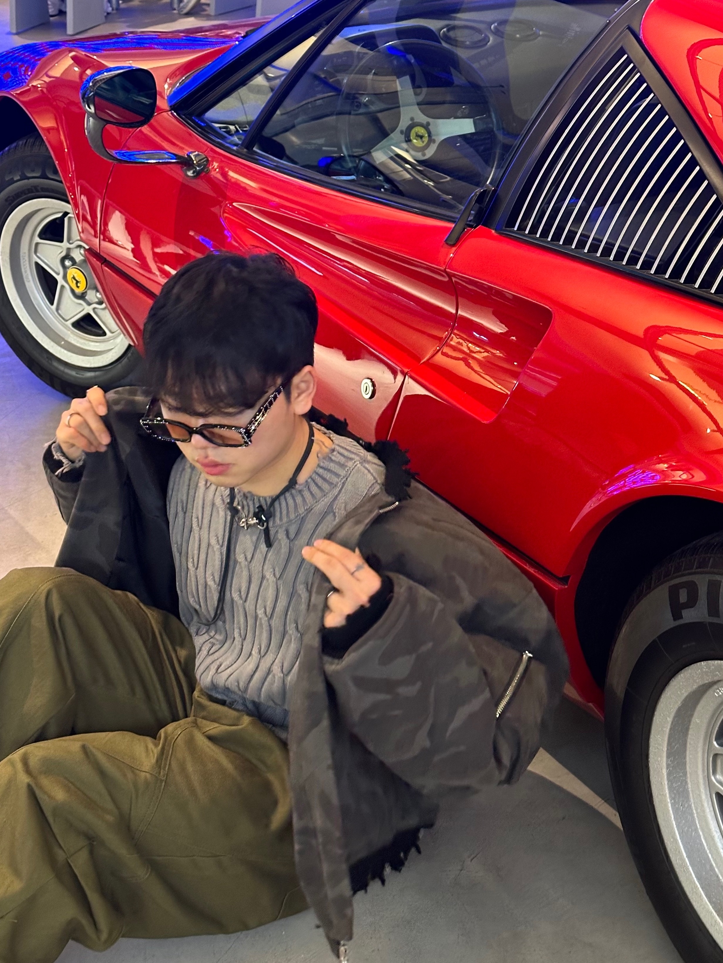 아워레가시 라돈 레더 키체인 블랙, 메종 미하라 야스히로 블레이키 VL OG 솔 캔버스 로우탑 스니커즈 블랙 착용 스타일 - 3