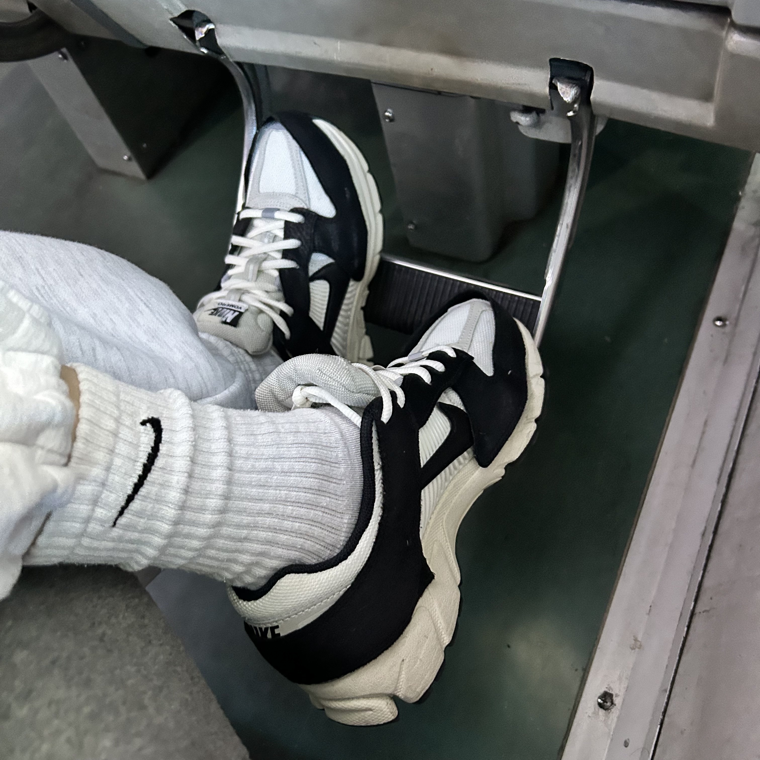 (W) Nike Zoom Vomero 5 Wolf Grey and Black 착용 스타일 - 2