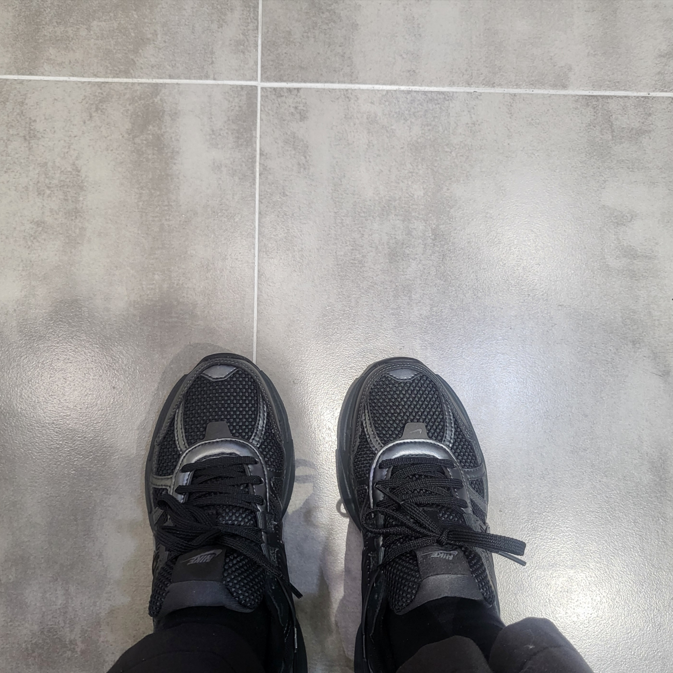 Nike V2K Run Black Anthracite 착용 스타일 - 3