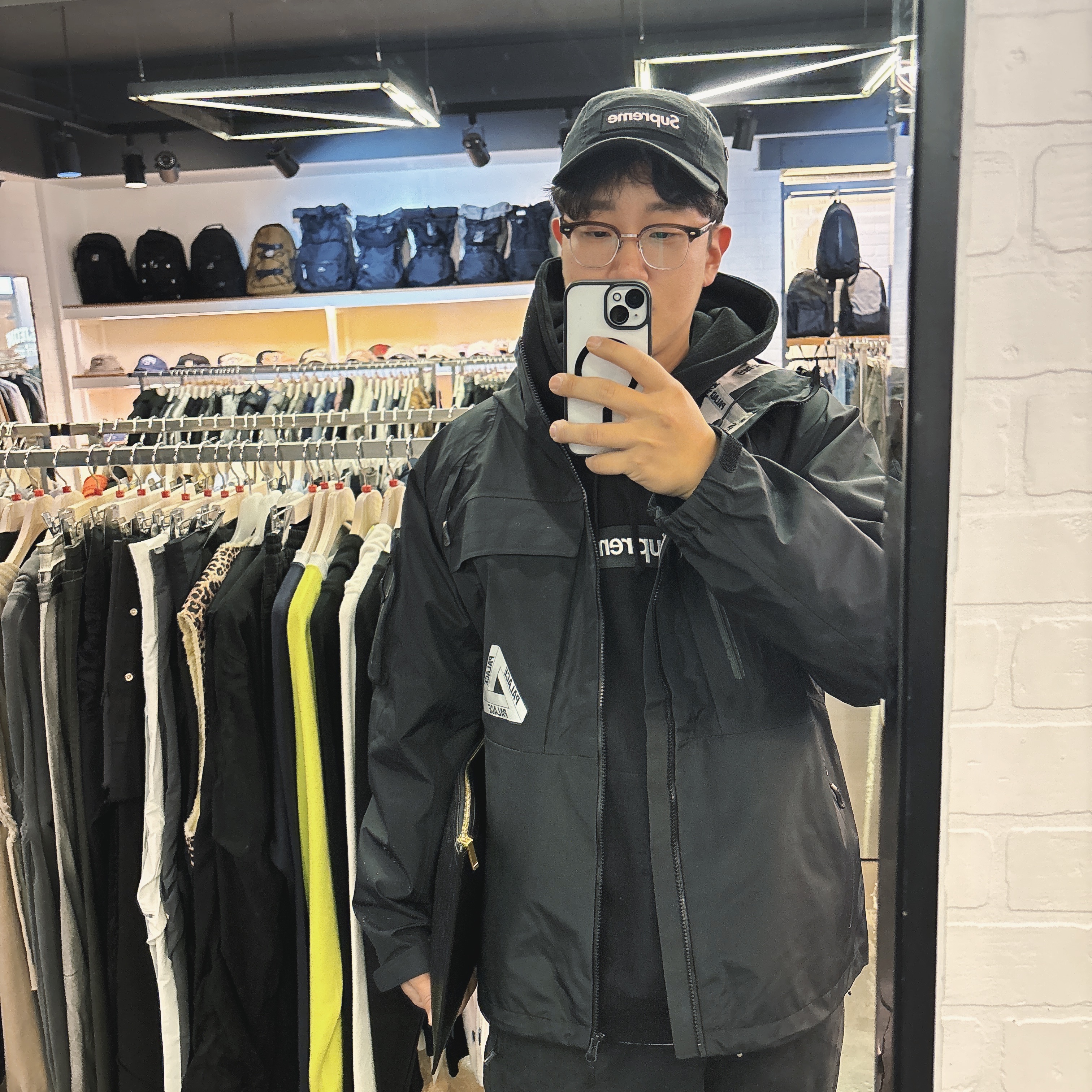 팔라스 고어텍스 카고 자켓 블랙 - 23SS, 슈프림 박스로고 후드 스웨트셔츠 블랙 - 23FW 착용 스타일 - 1