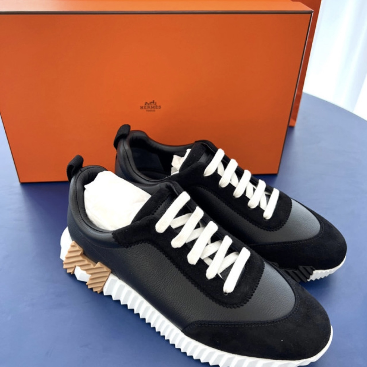 (W) Hermes Bouncing Sneakers Sport Suede Goatskin & Noir 착용 스타일 - 2
