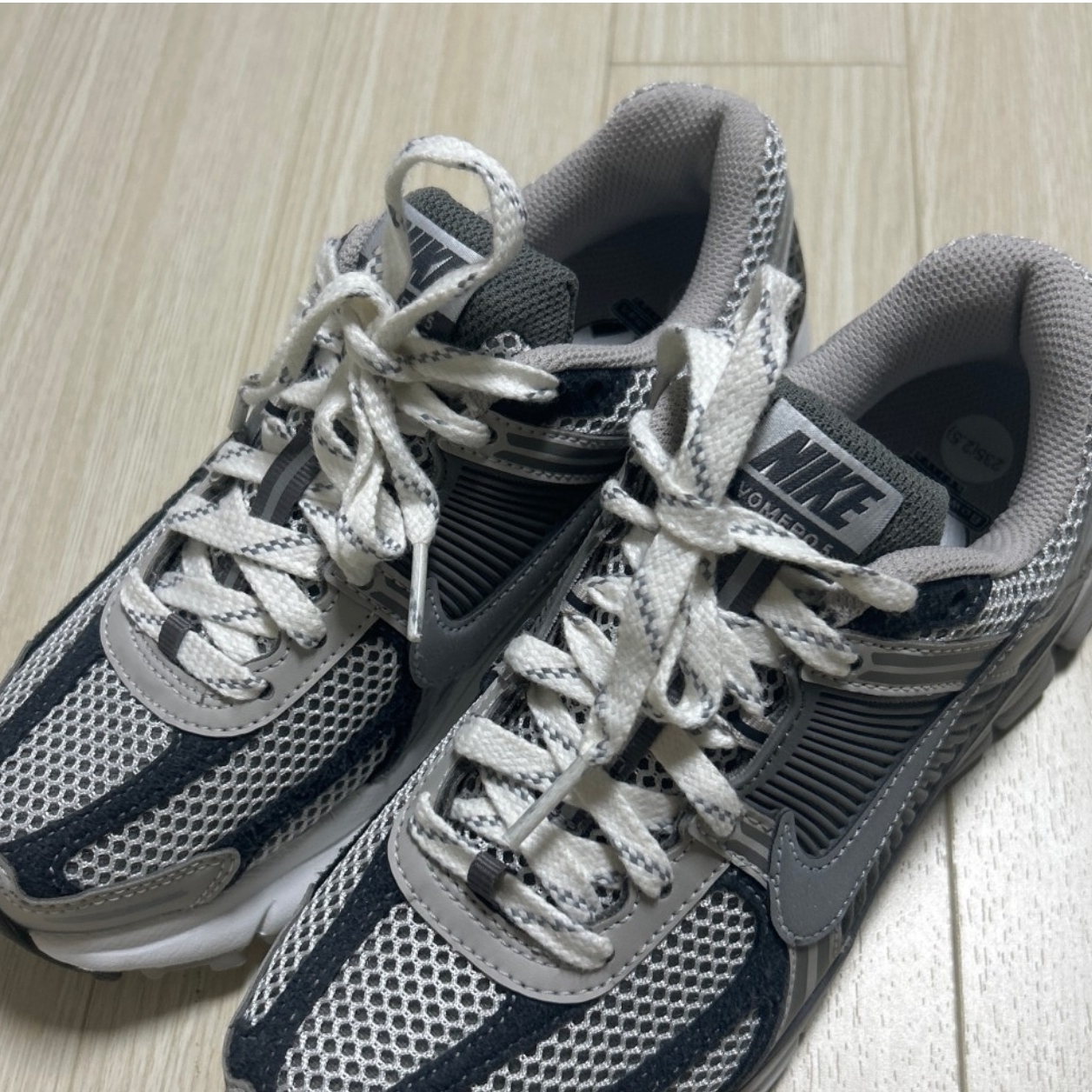 Nike Zoom Vomero 5 PRM Light Iron Ore and Flat Fewter 착용 스타일