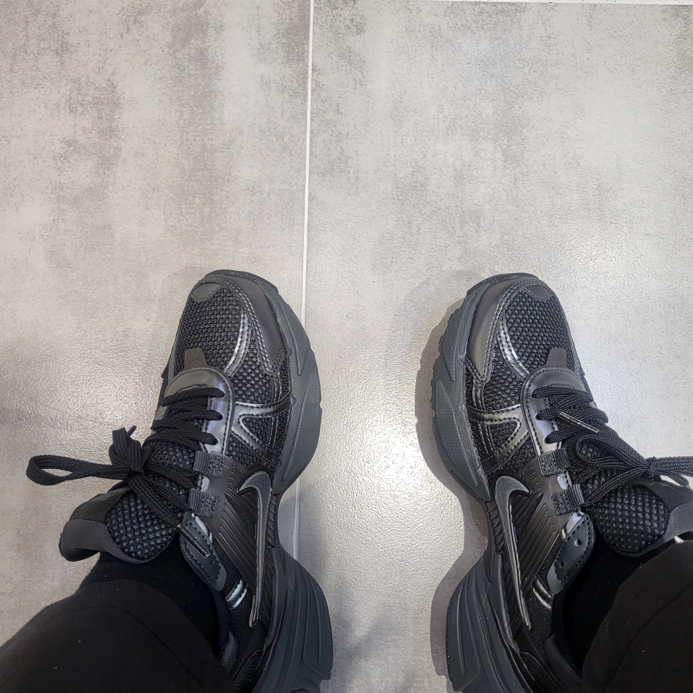 Nike V2K Run Black Anthracite 착용 스타일 - 2