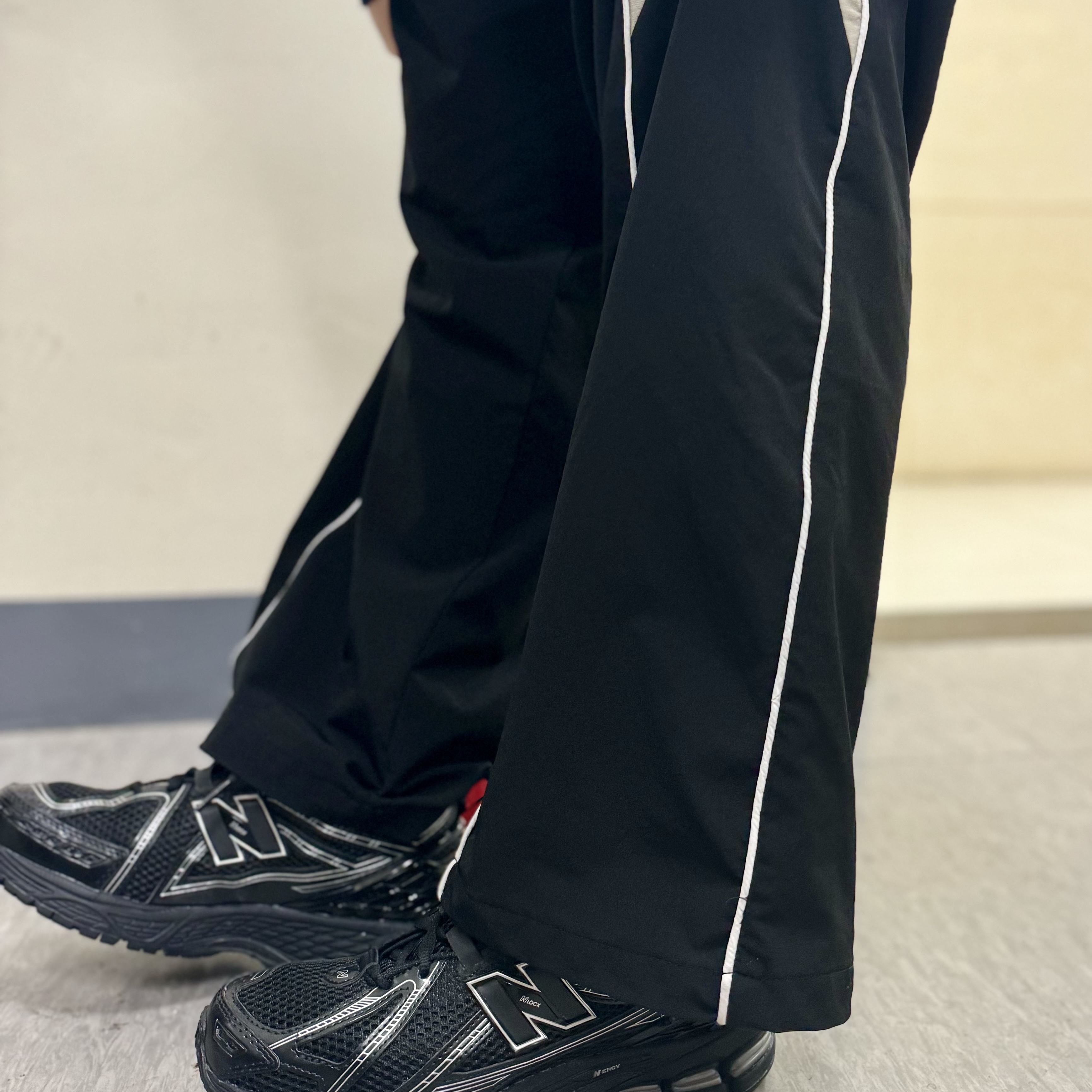New Balance 1906R Black Silver Metallic 착용 스타일 - 2