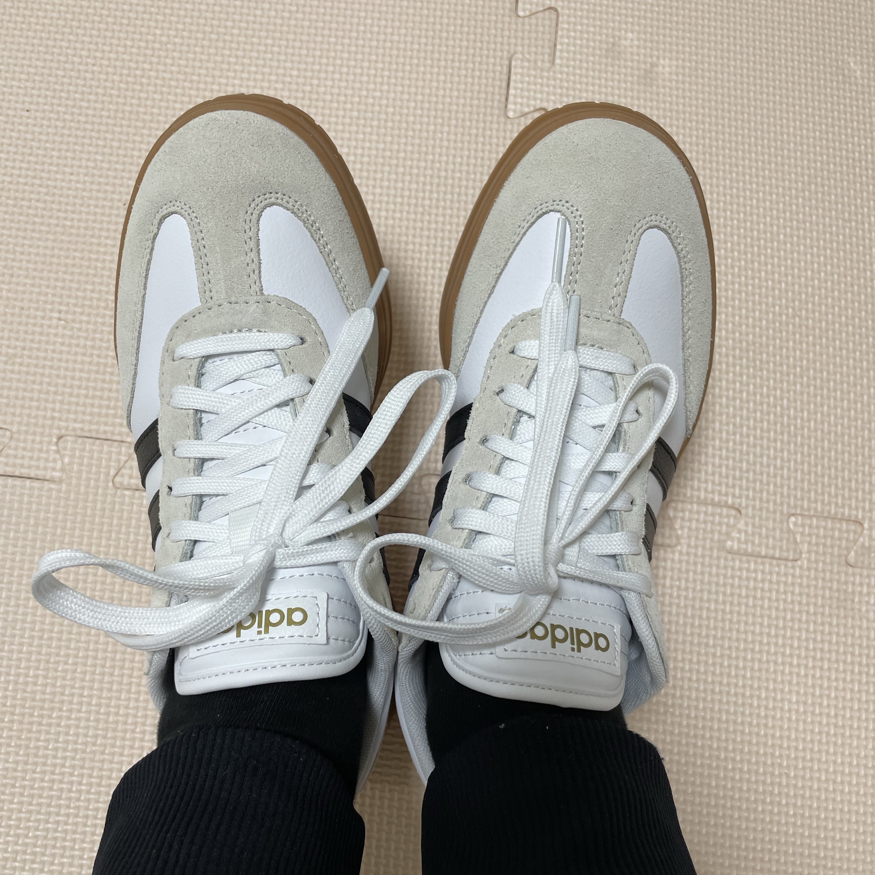 Adidas Gradas White Core Black 착용 스타일
