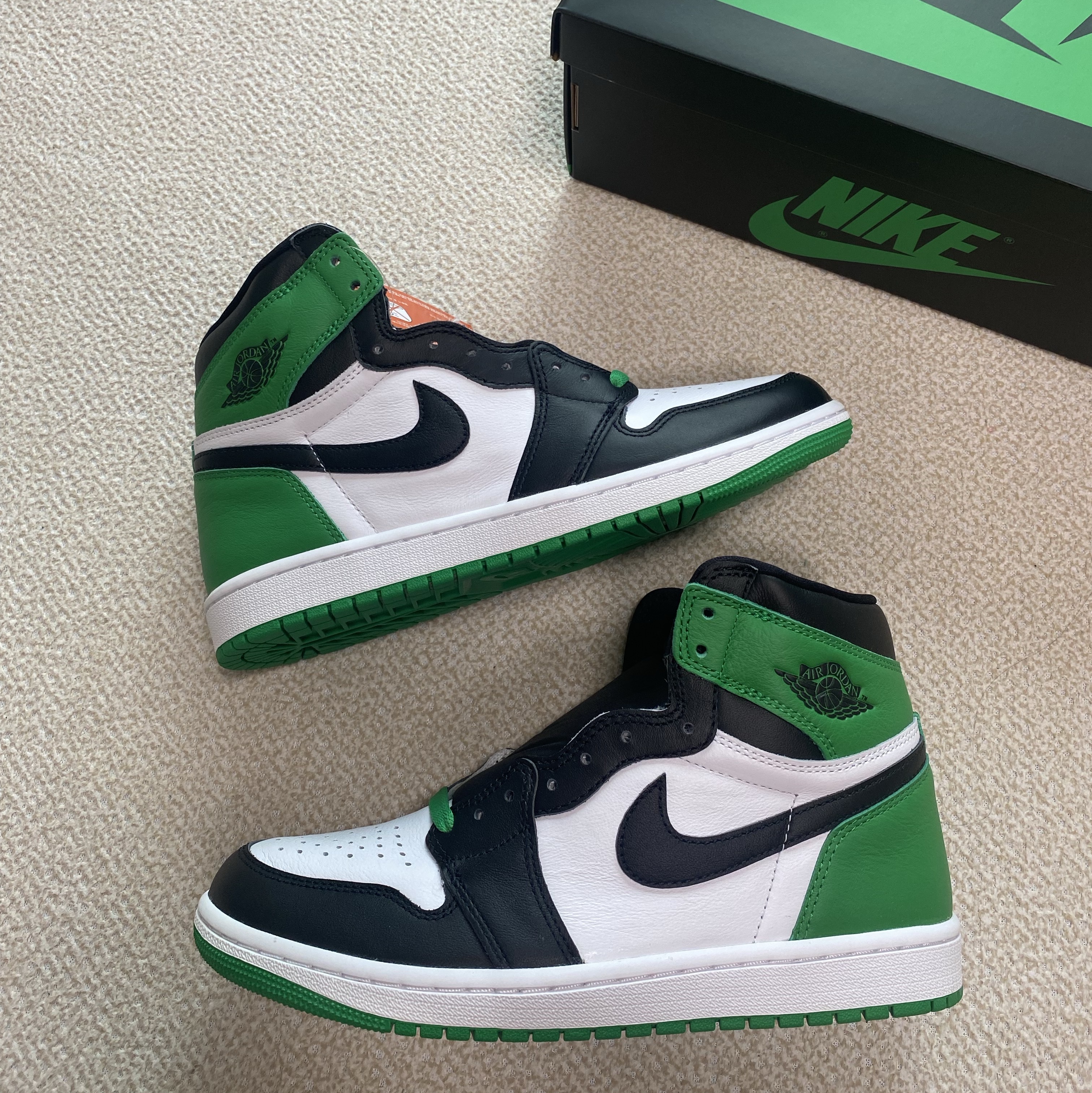 Jordan 1 Retro High OG Black and Lucky Green 착용 스타일