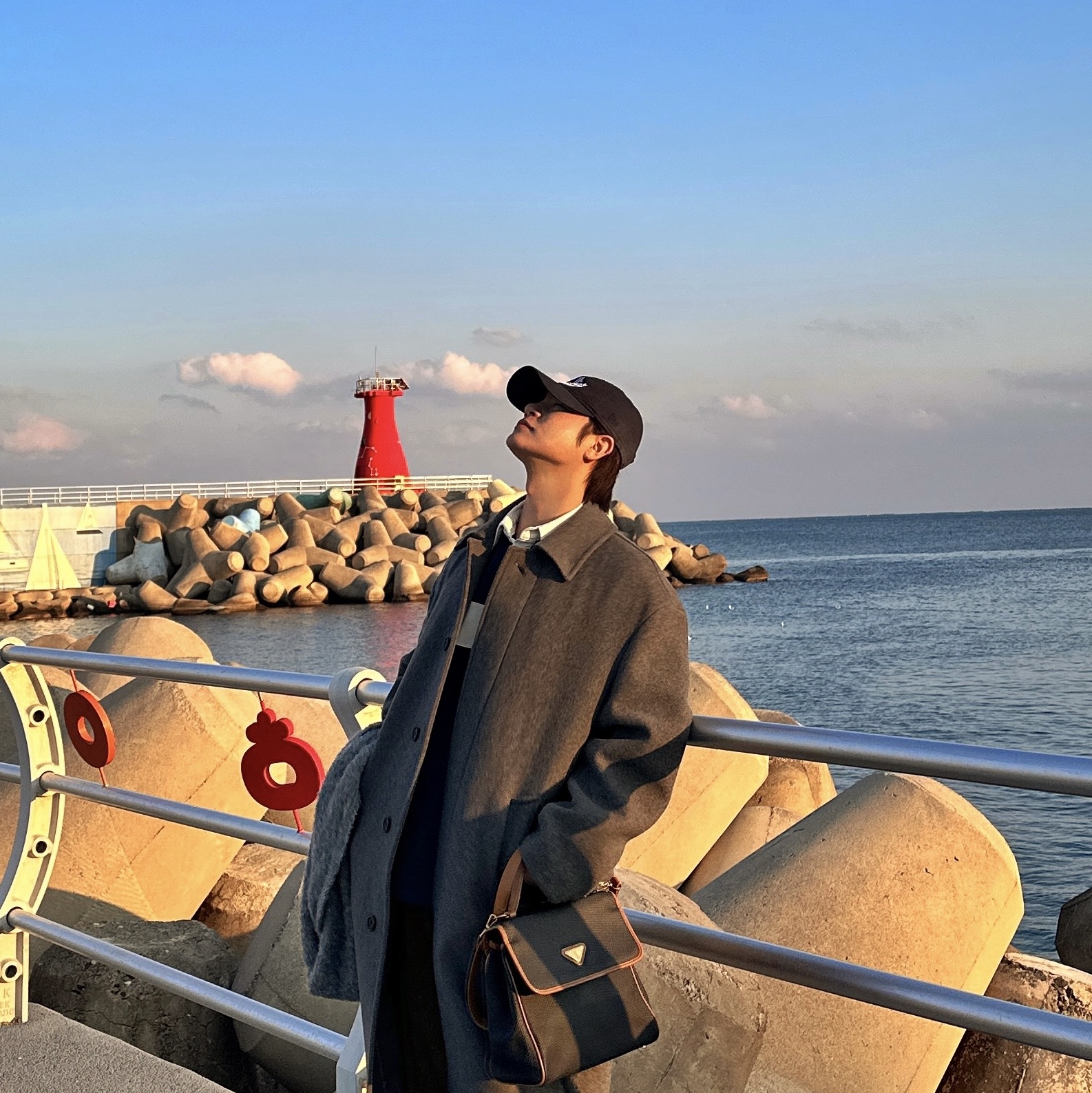 뉴발란스 2002R 네이비, 아이디어 x 뉴에라 더 콜리어 캡 네이비 착용 스타일 - 3