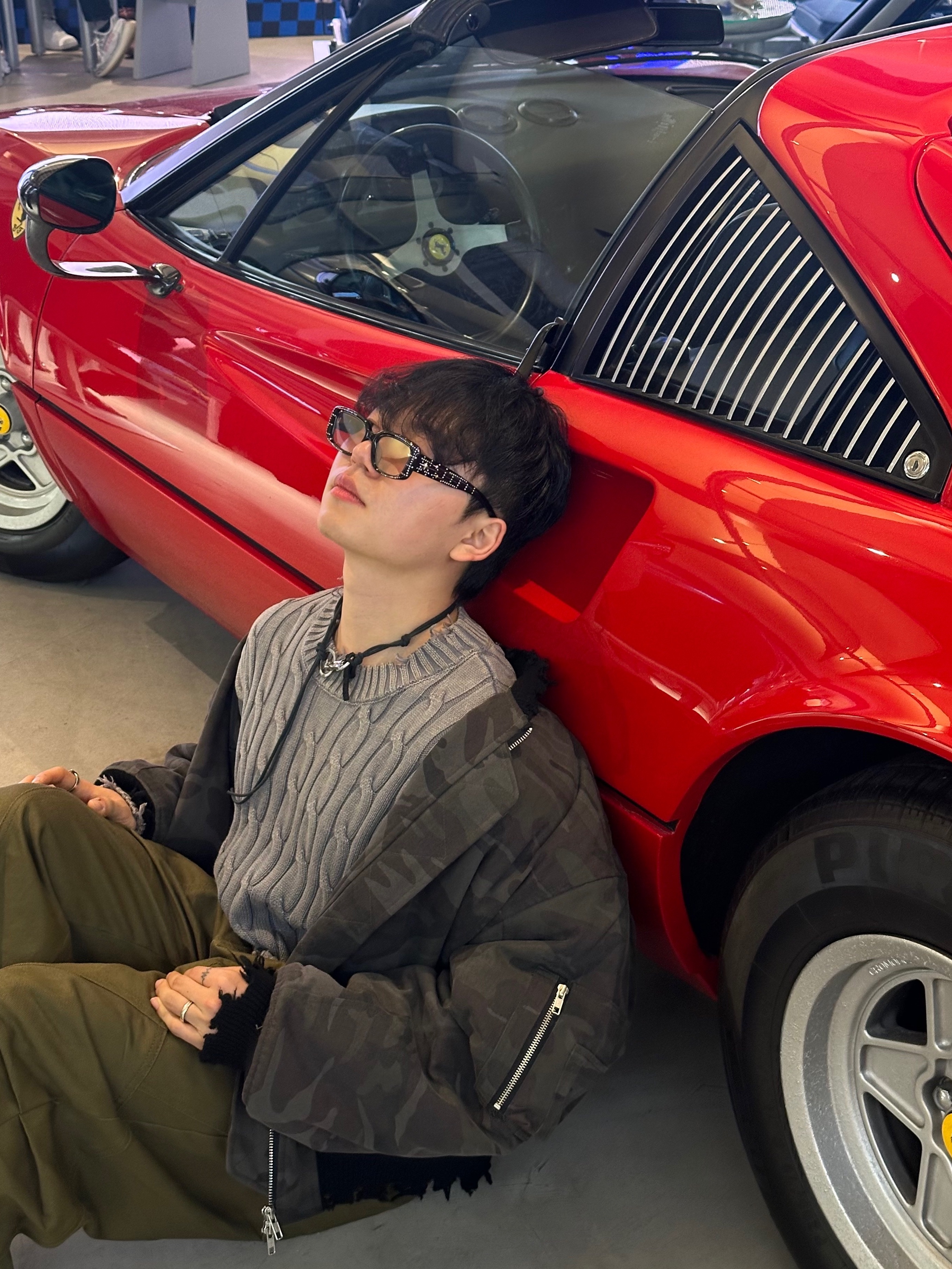 아워레가시 라돈 레더 키체인 블랙, 메종 미하라 야스히로 블레이키 VL OG 솔 캔버스 로우탑 스니커즈 블랙 착용 스타일 - 2