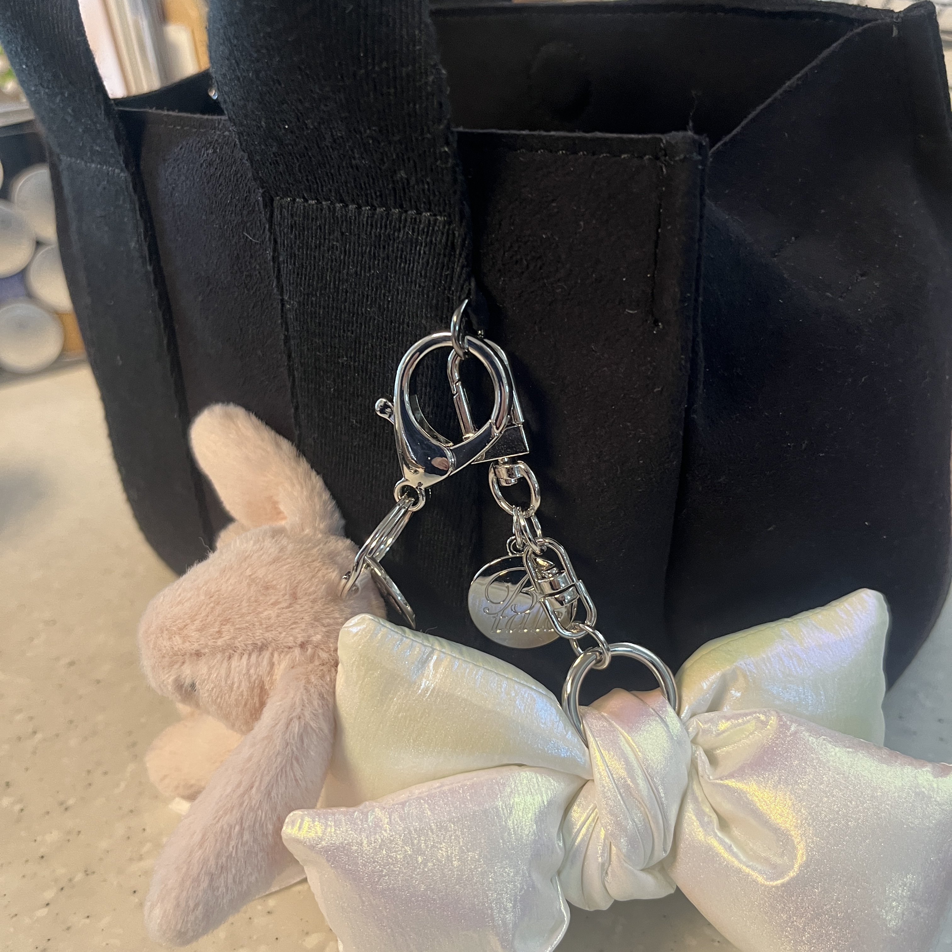 [KREAM 단독] Bloomingtale Padded Ribbon Keyring White 착용 스타일