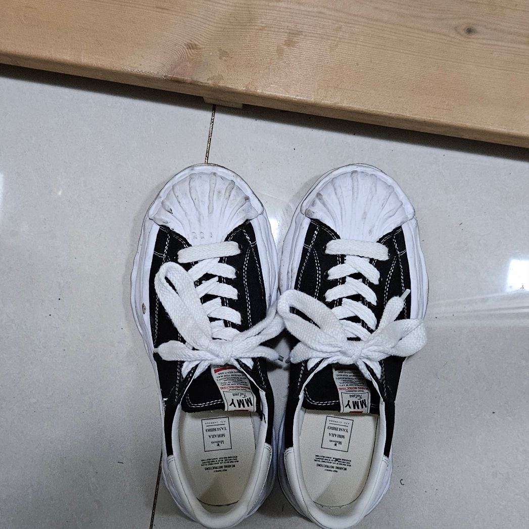 Maison Mihara Yasuhiro Blakey OG Sole Canvas Low-top Sneakers Black White 착용 스타일