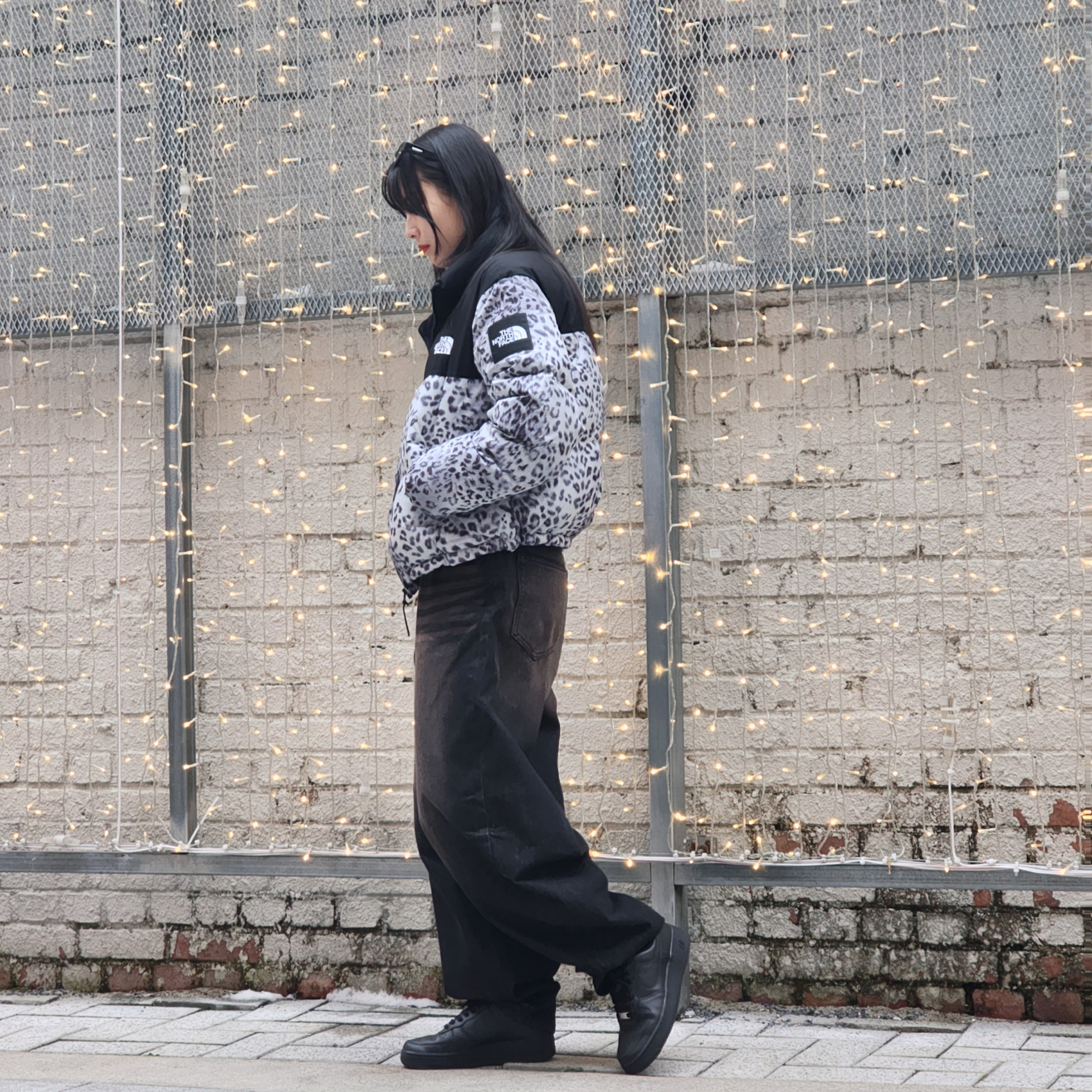(W) Nike Air Force 1 '07 Low Triple Black, (W) The North Face White Label Novelty Nuptse Down Jacket P Silver 착용 스타일 - 3