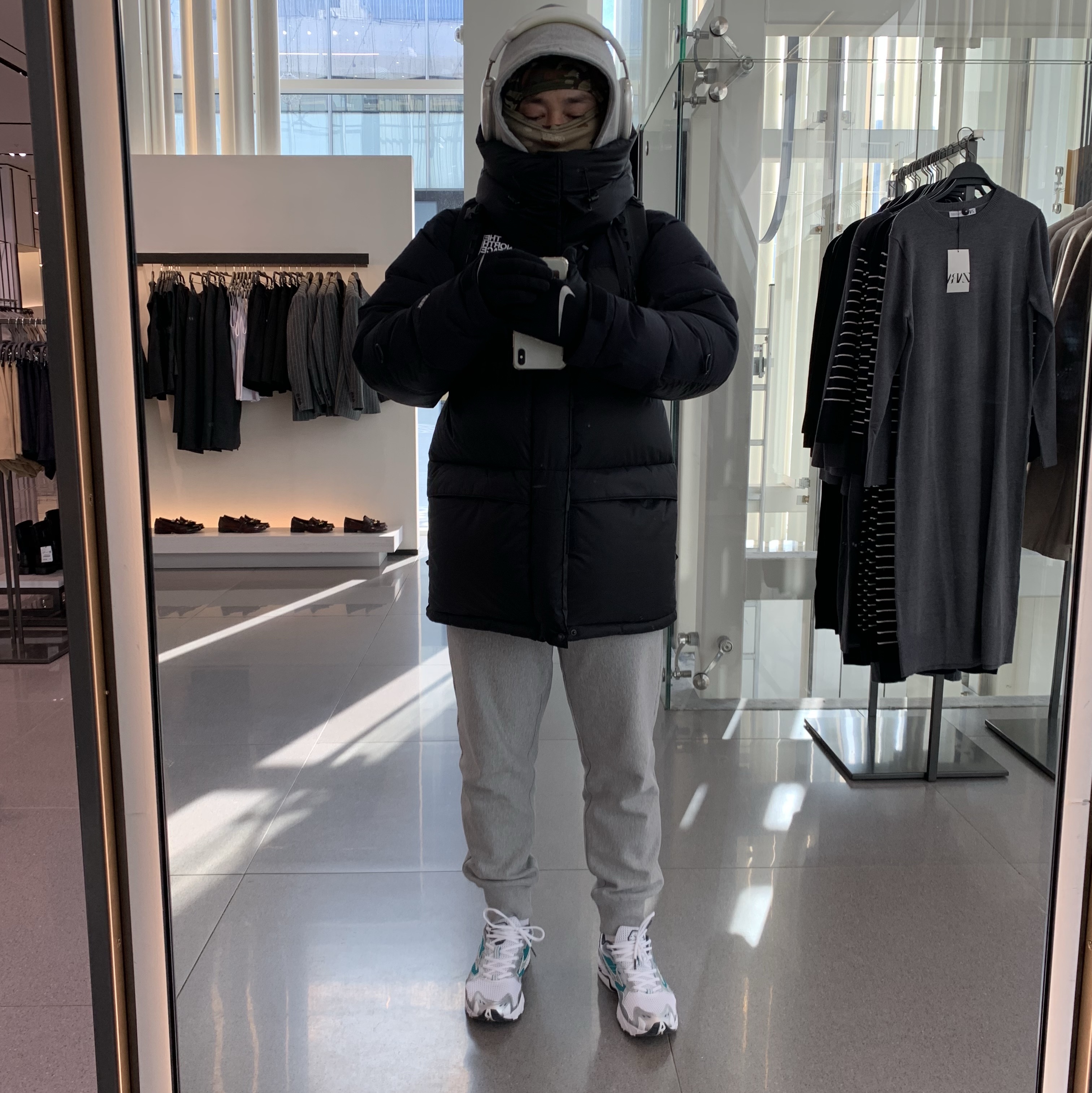 The North Face Him Down Parka Black 착용 스타일