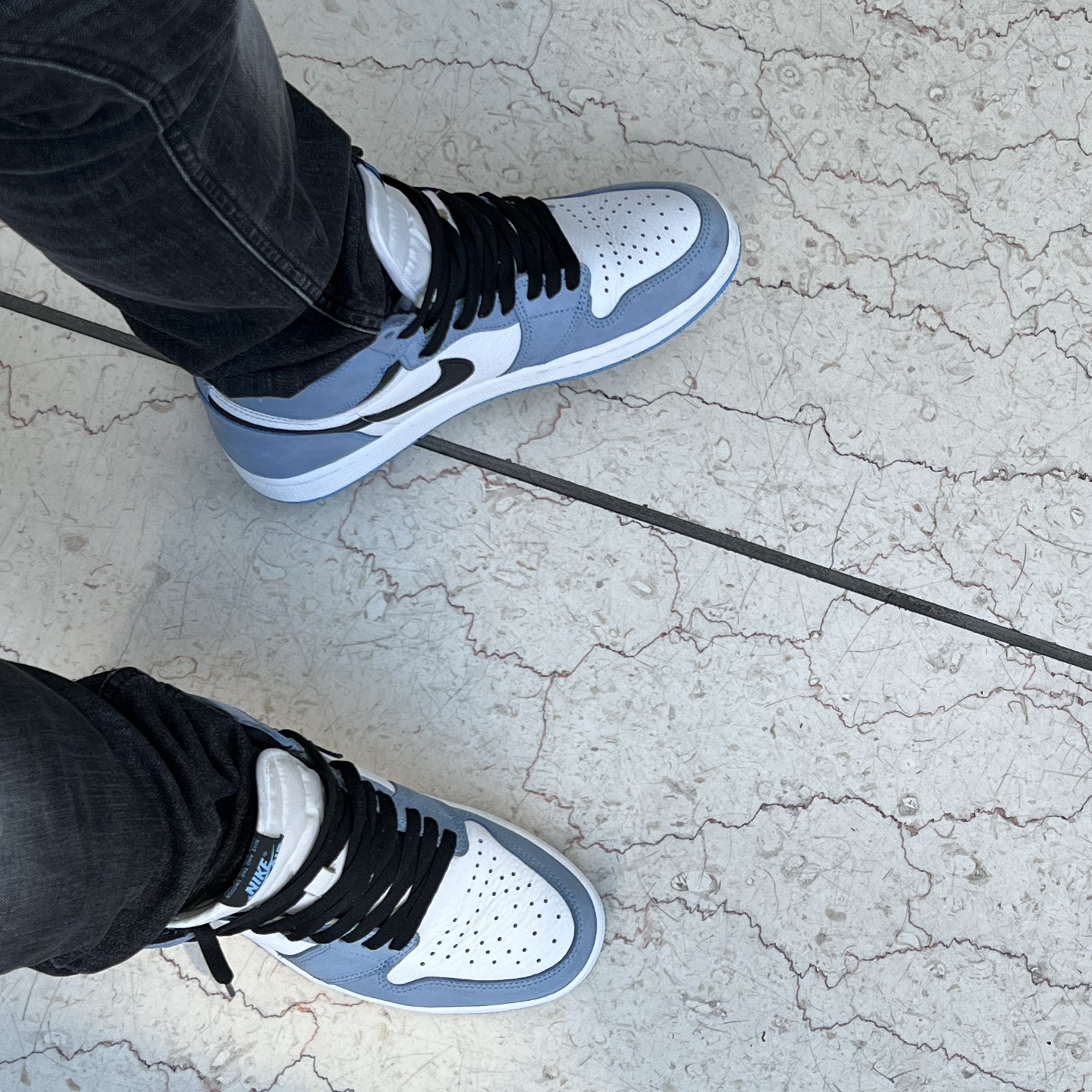 Jordan 1 Retro High OG University Blue 착용 스타일 - 2