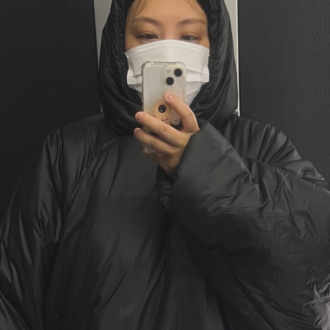 Yeezy Gap Engineered By Balenciaga T-Cut Puffer Parka Black, (W) UGG Classic Ultra Mini Boots Chestnut 착용 스타일 - 2