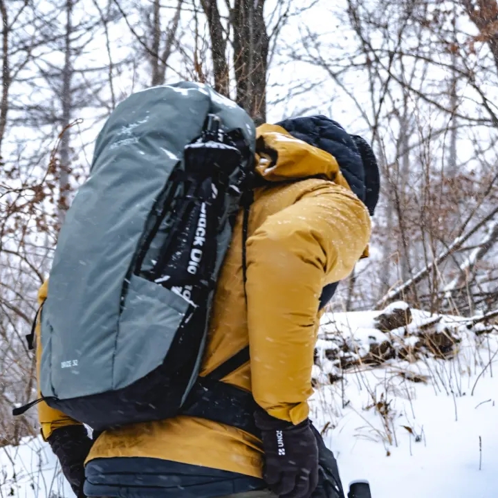Patagonia Torrentshell 3L Jacket Buckwheat Gold, Arc'teryx Brize 32 Backpack Black 착용 스타일 - 2