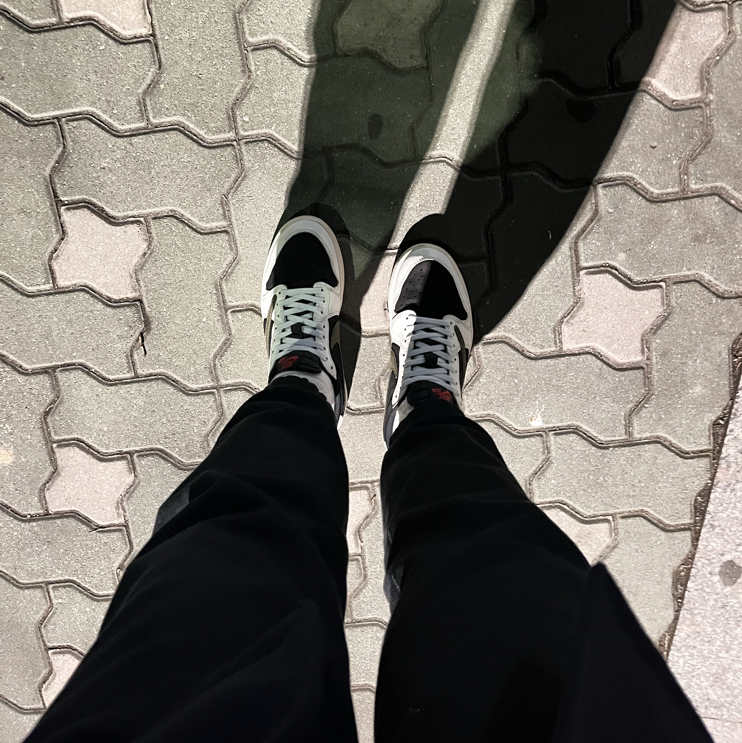 (W) Jordan 1 x Travis Scott Retro Low OG SP Medium Olive, Nike Solo Swoosh Fleece Pants Black - Asia 착용 스타일