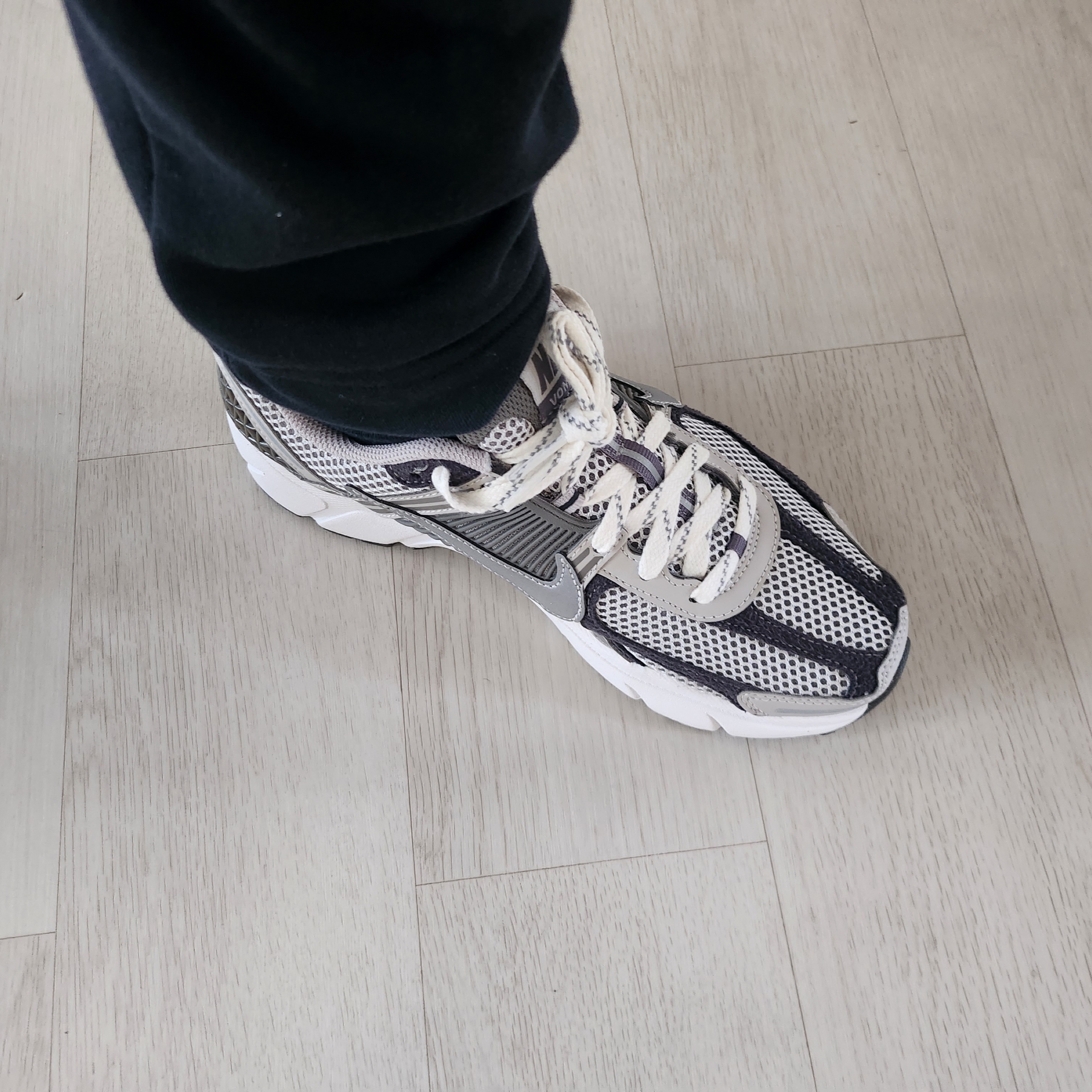 Nike Zoom Vomero 5 PRM Light Iron Ore and Flat Fewter 착용 스타일 - 3