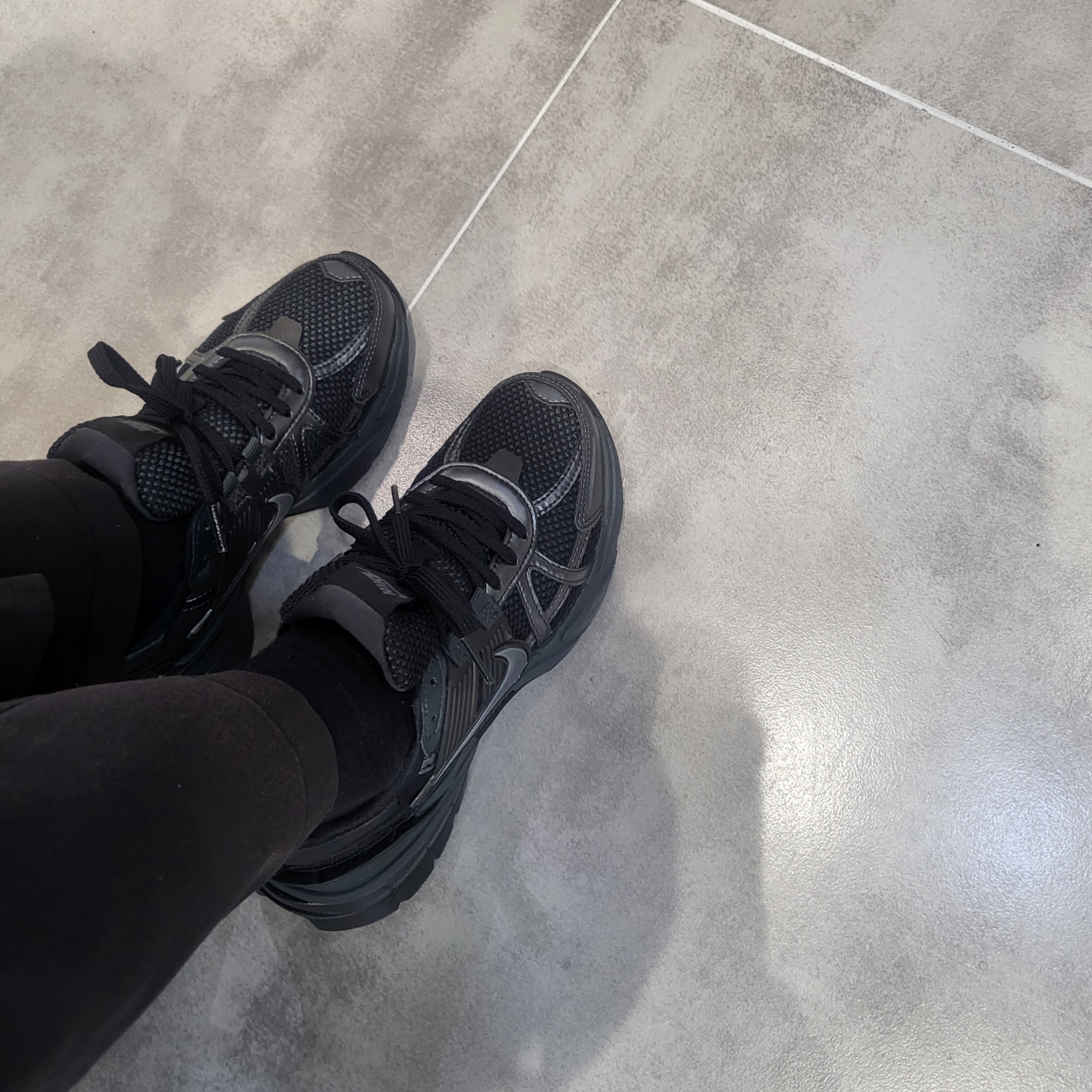 Nike V2K Run Black Anthracite 착용 스타일 - 1
