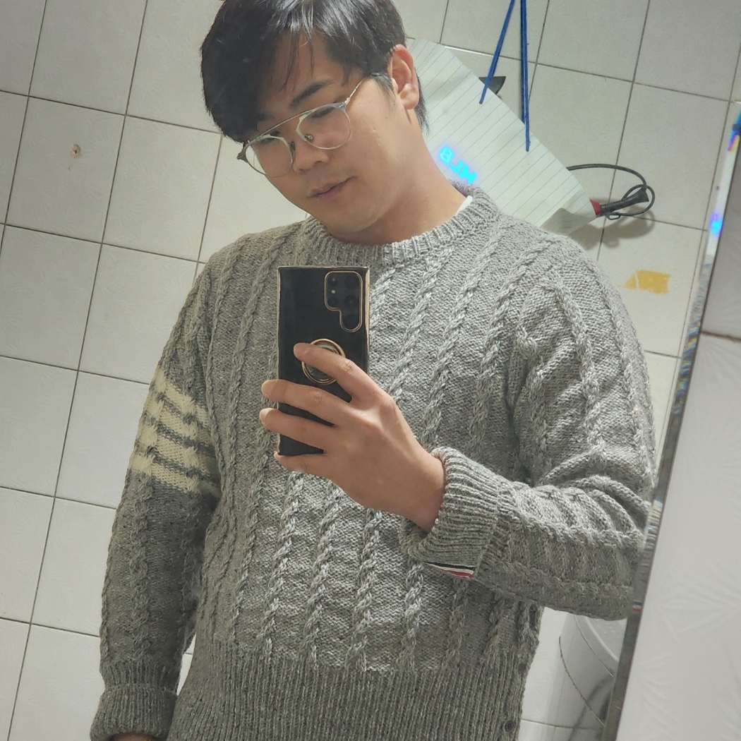 Thom Browne Donegal Twist Cable 4-Bar Classic Crewneck Pullover Light Grey 착용 스타일