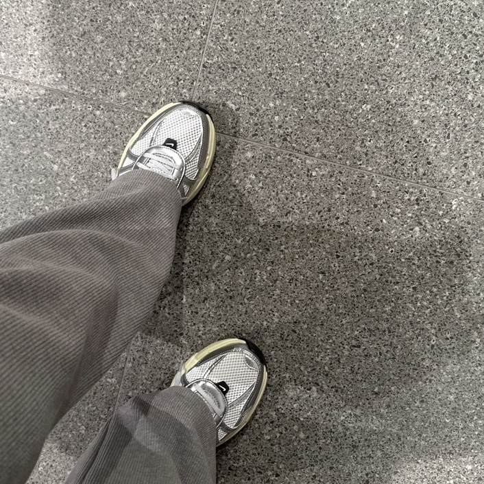 Nike V2K Run Summit White Metallic Silver 착용 스타일