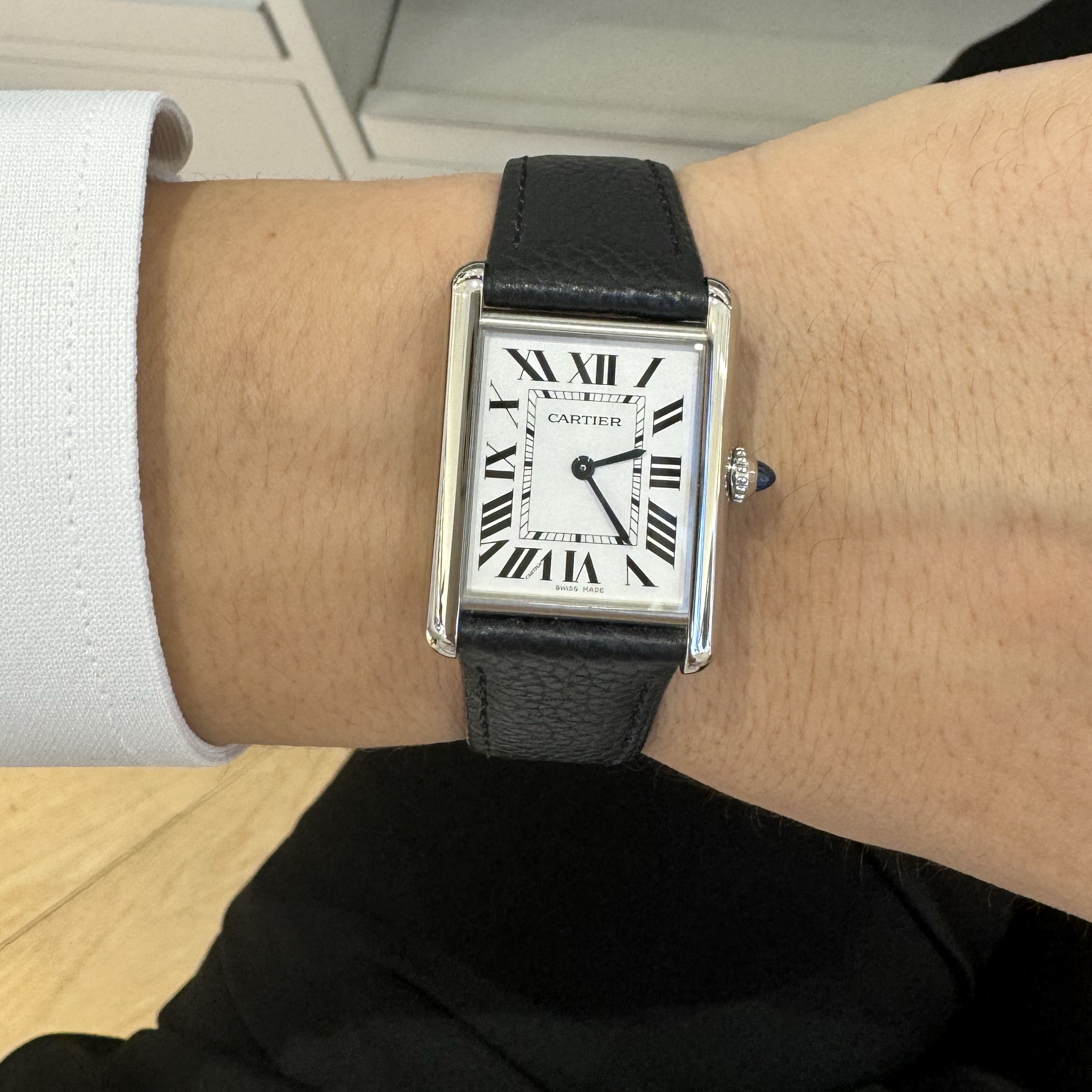 Cartier Tank Must Watch Large Quartz Steel Calfskin Black 착용 스타일 - 2