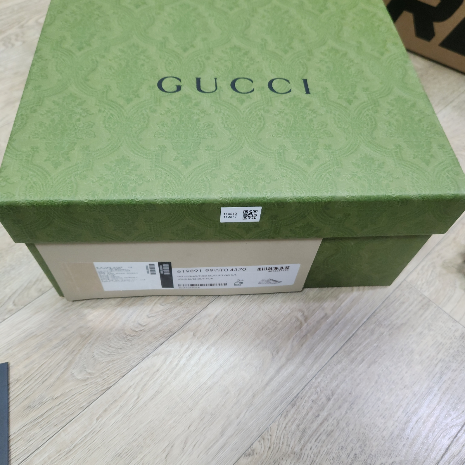 Gucci GG Rhyton Beige Sneakers Ebony Blue 착용 스타일 - 6