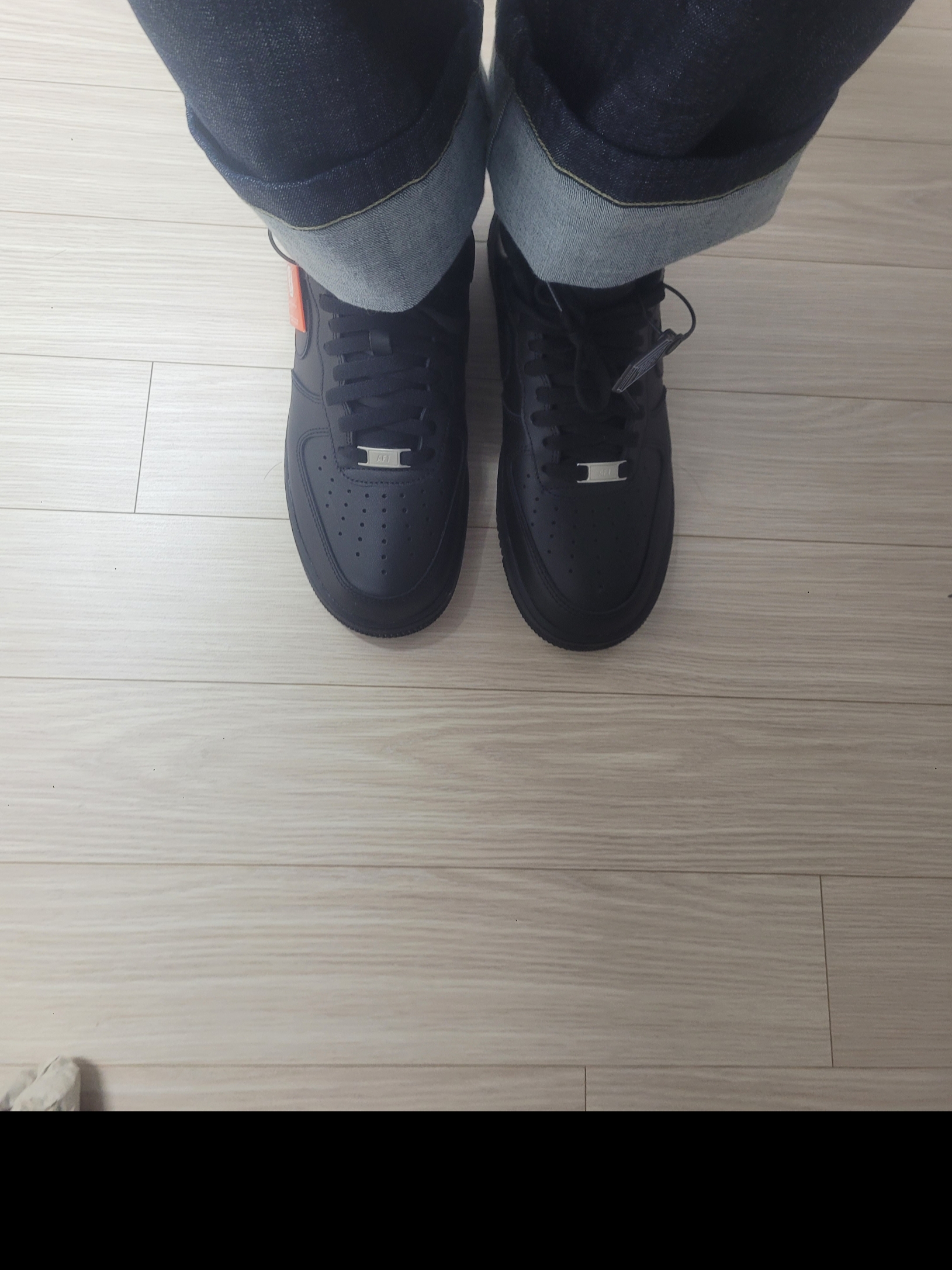 Nike Air Force 1 '07 Low Triple Black 착용 스타일 - 1