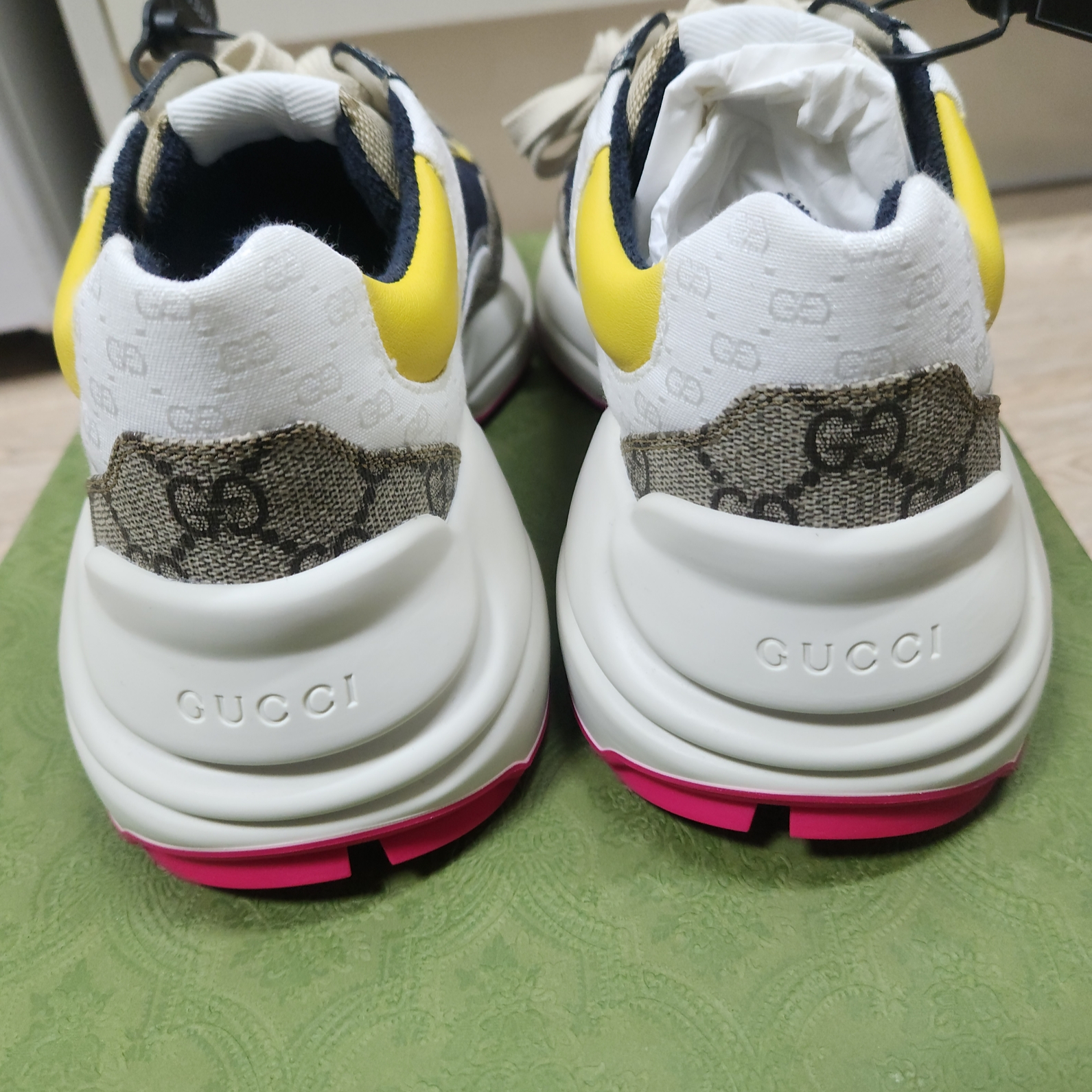 Gucci GG Rhyton Beige Sneakers Ebony Blue 착용 스타일 - 1
