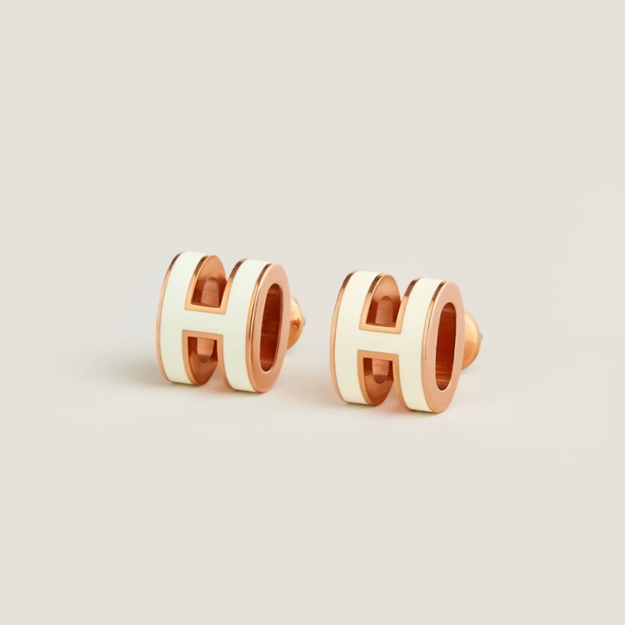 (W) Hermes Mini Pop H Earrings Rose Gold & Blanc 착용 스타일