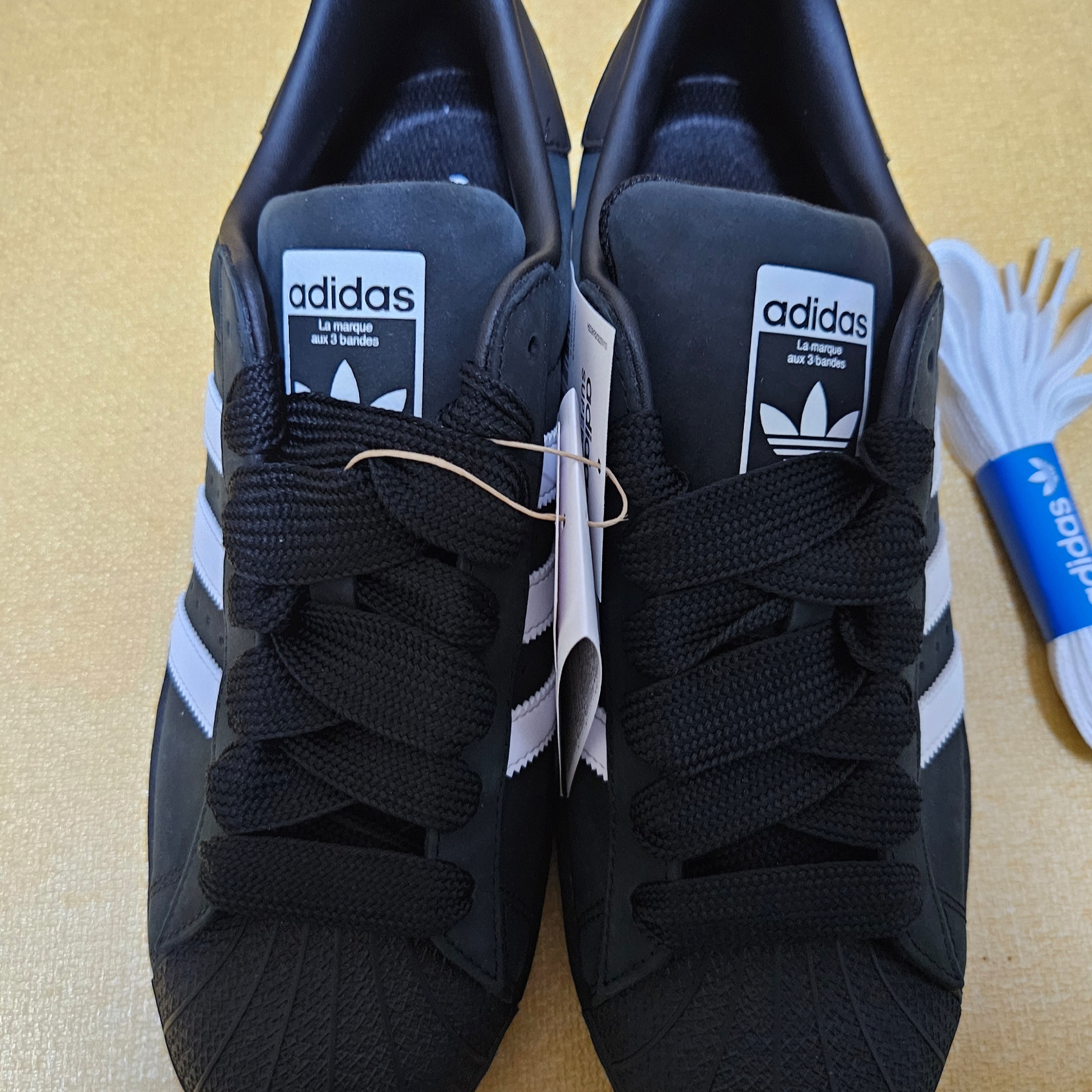 Adidas Superstar Core Black Cloud White 착용 스타일 - 1