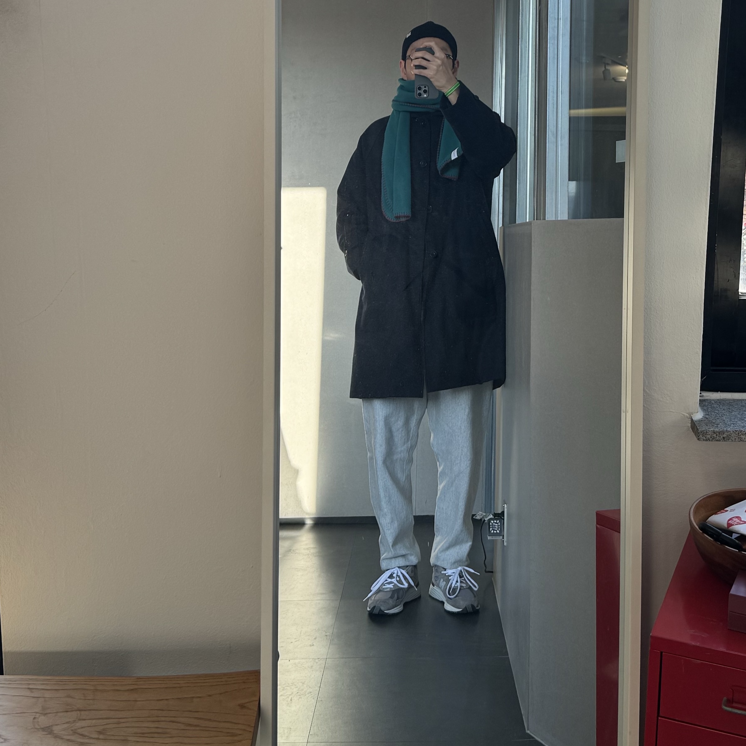 Saint Mxxxxxx Sweatpants Logo Gray - 23AW, New Balance 991v2 Made in UK Rock Ridge Alloy Silver 착용 스타일