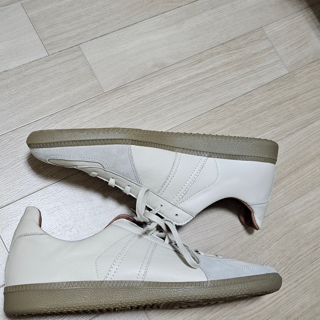 Reproduction of Found German Military Trainer 1700L Panna 착용 스타일