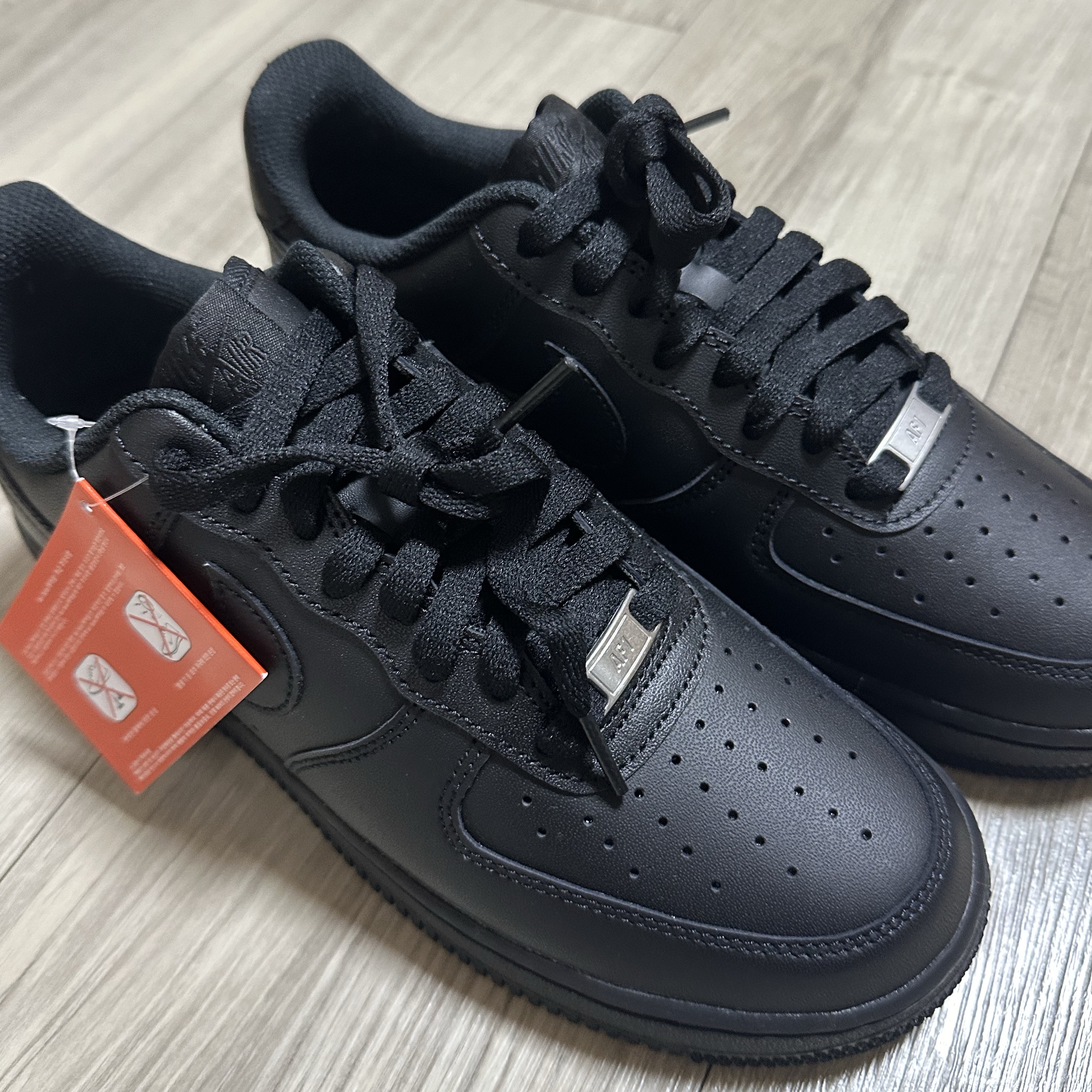 Nike Air Force 1 '07 Low Triple Black 착용 스타일 - 1