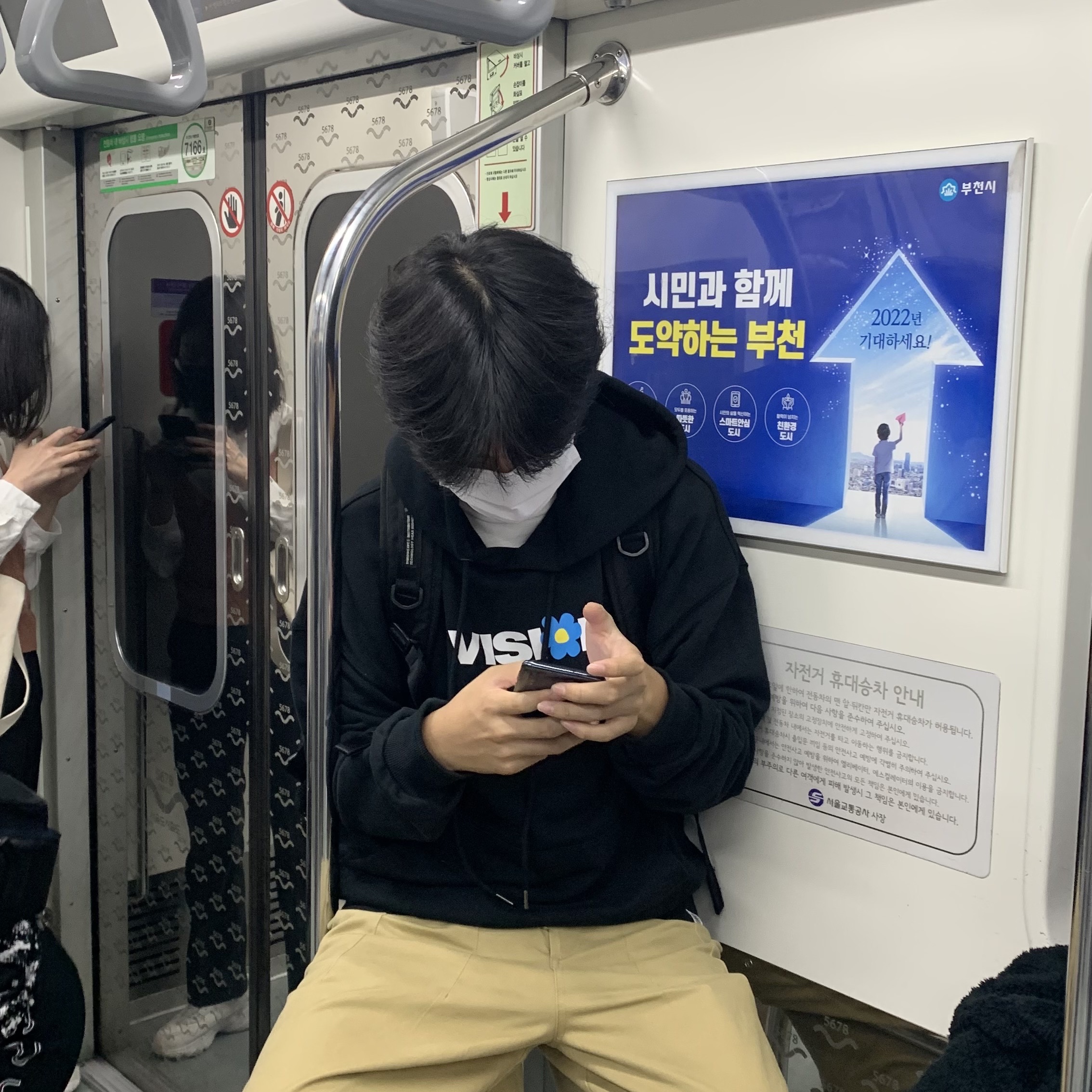 반스 컴피쿠시 올드스쿨 블랙 트루 화이트 착용 스타일 - 1