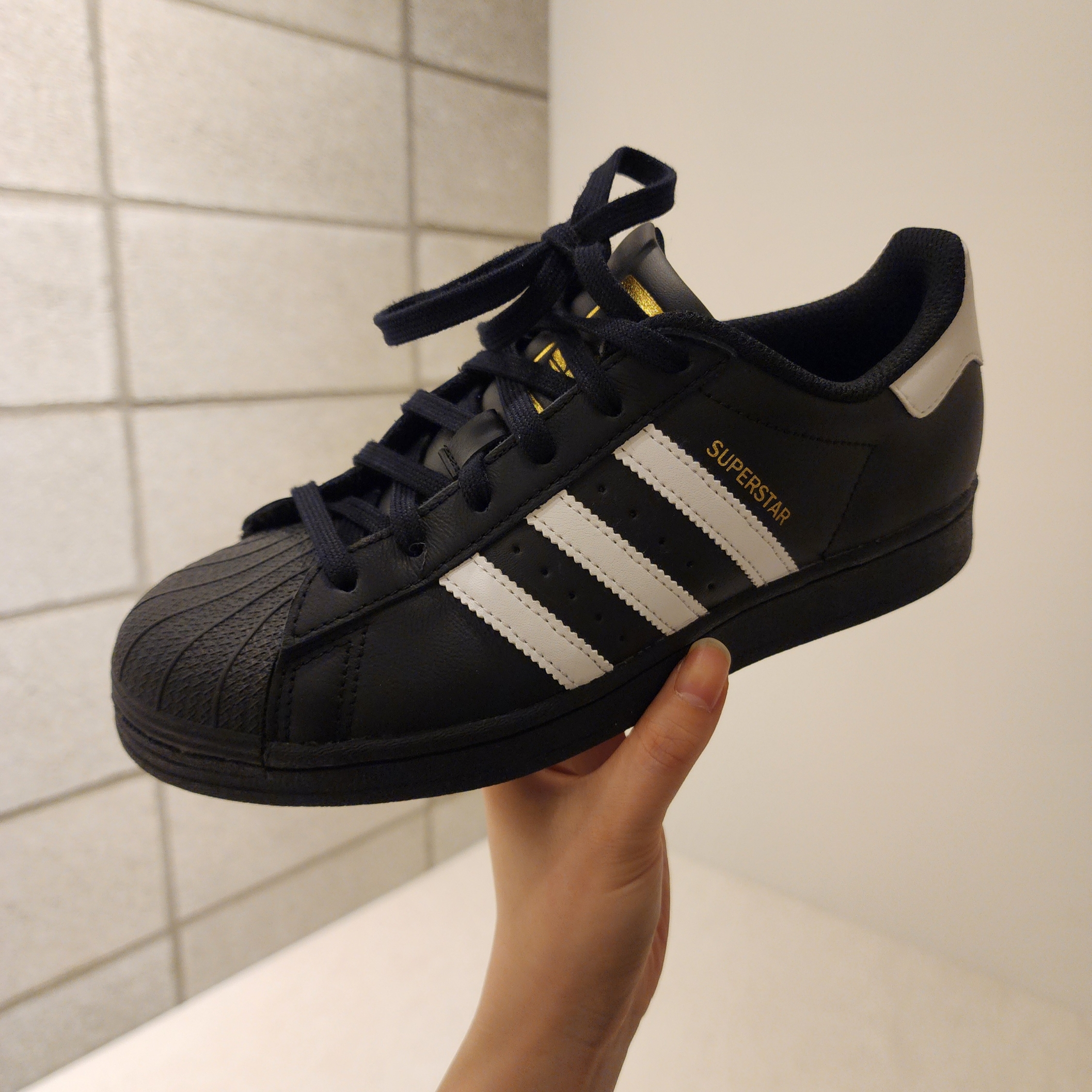 (J) Adidas Superstar Black White 착용 스타일