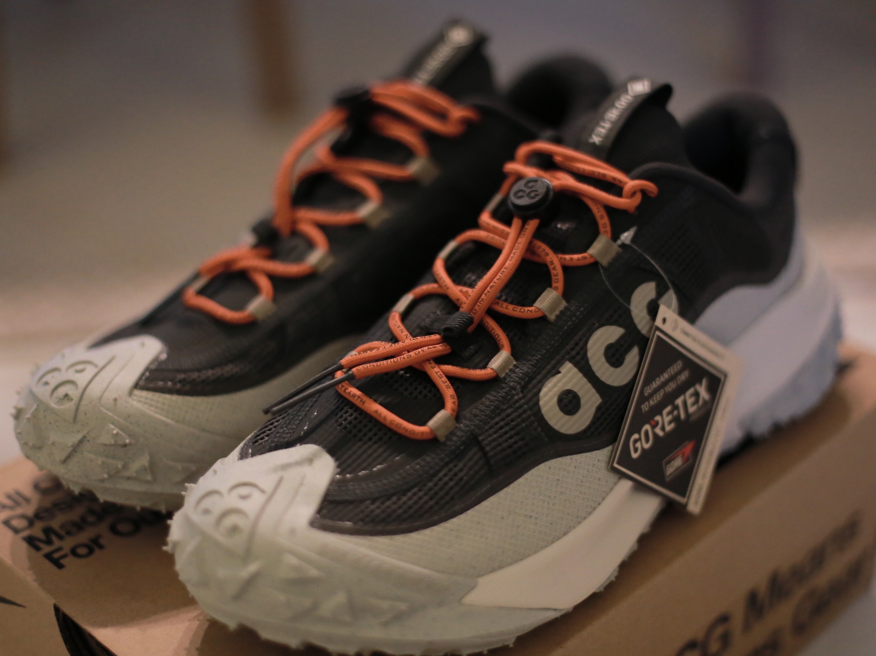 Nike ACG Mountain Fly Low Gore-Tex Dark Smoke Grey 착용 스타일 - 2