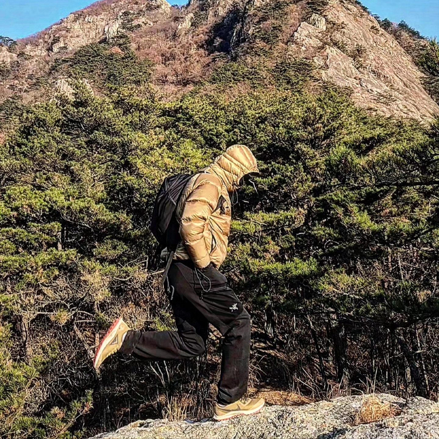 Oakley Eye Jacket Redux Matte Black Frame Prizm Grey Lenses High Bridge Fit, Arc'teryx Gamma AR Pants Graphite 착용 스타일