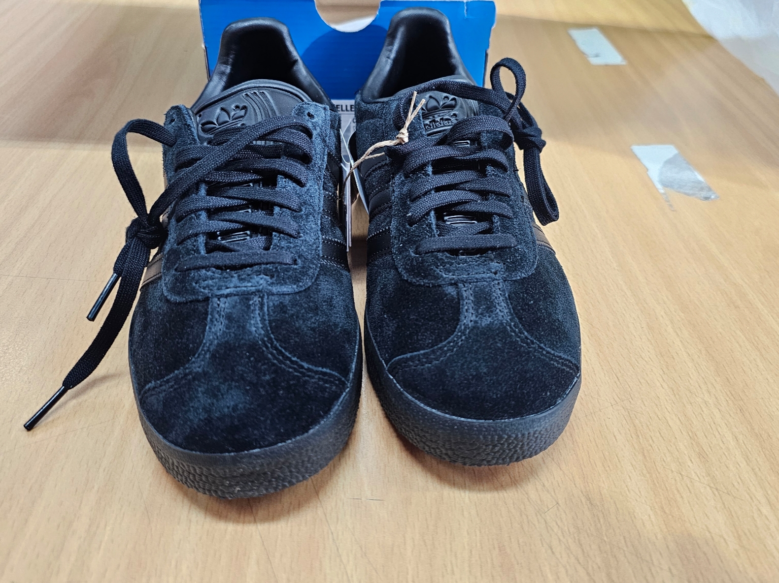 Adidas Gazelle Triple Black 착용 스타일 - 3