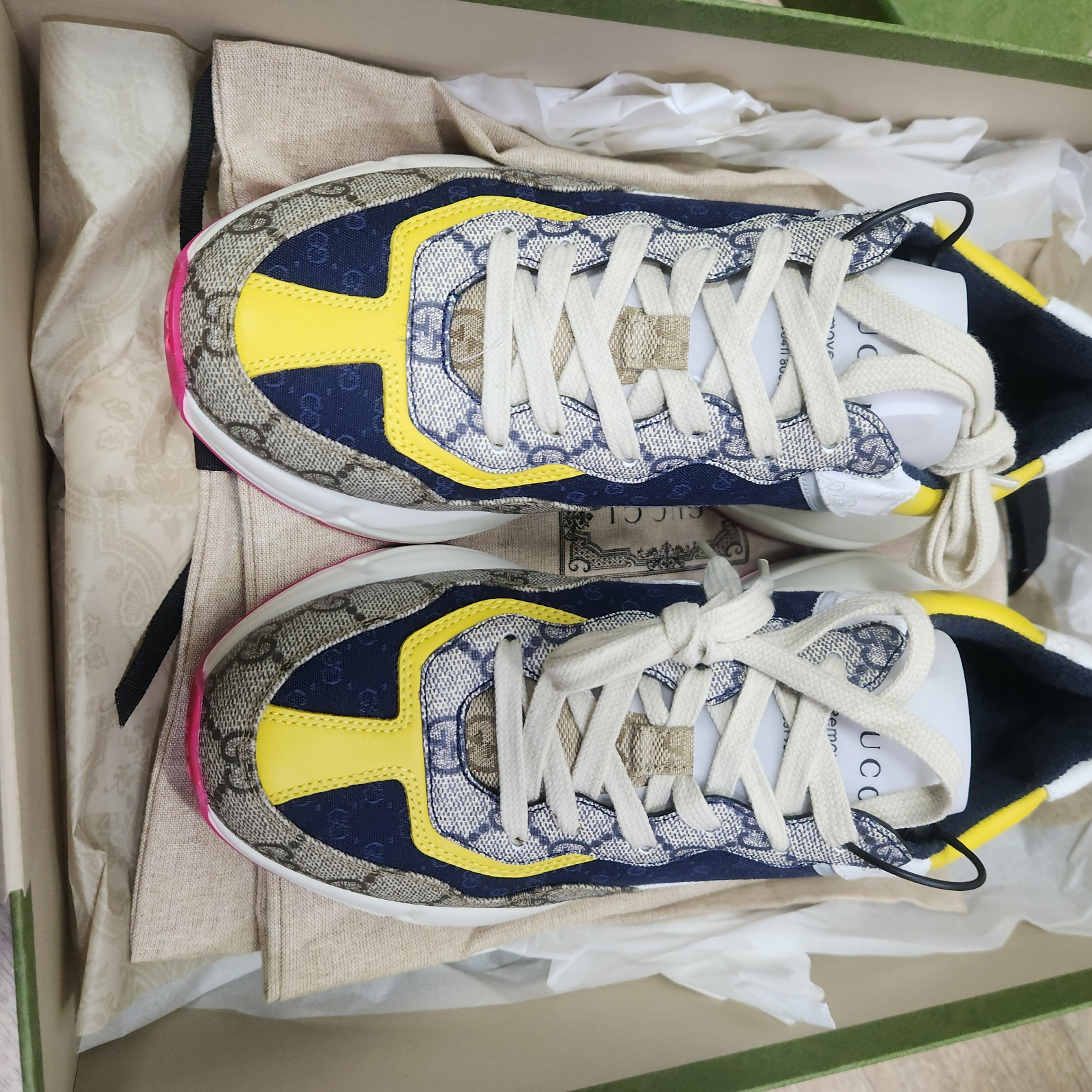 Gucci GG Rhyton Beige Sneakers Ebony Blue 착용 스타일 - 4